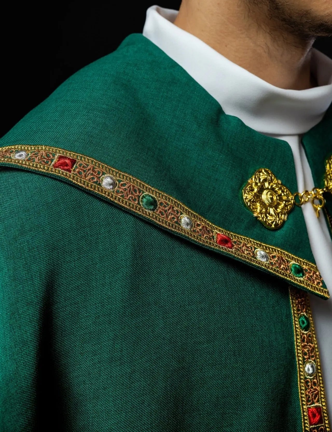 Zielona liturgiczna kapa z złotym IHS