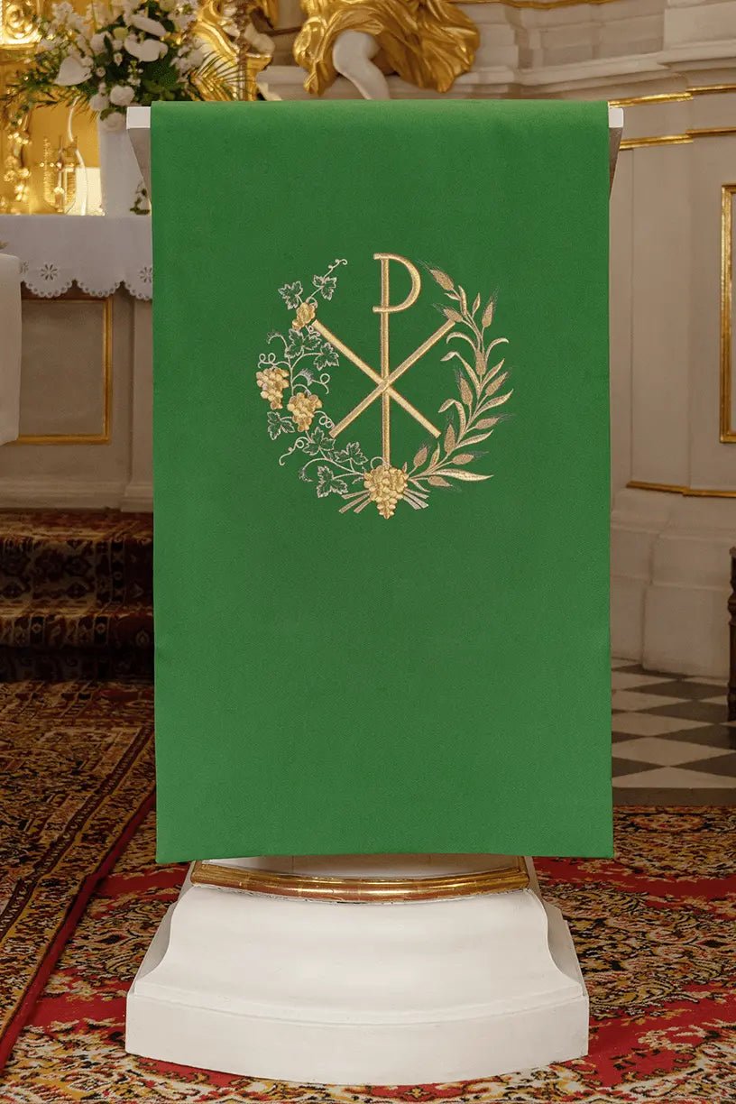 Haftowana serwetka na mównicę z motywem PAX
