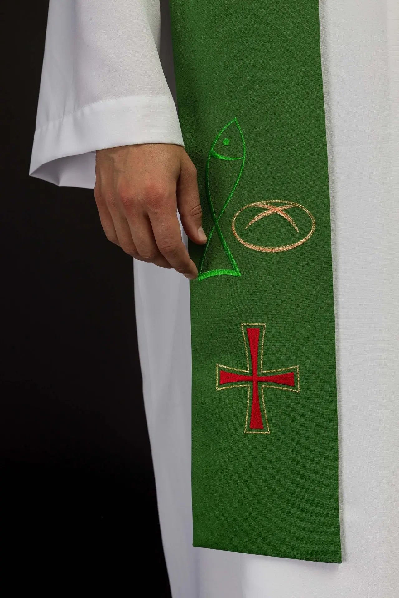 Zielona haftowana stuła kapłańska z motywem krzyża chlebowego i ryby