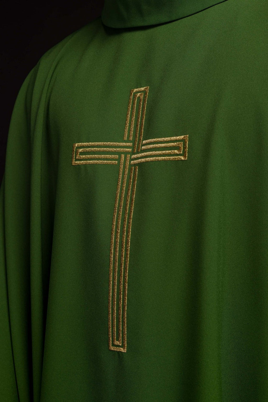 Zielony ornat haftowany z Krzyżem