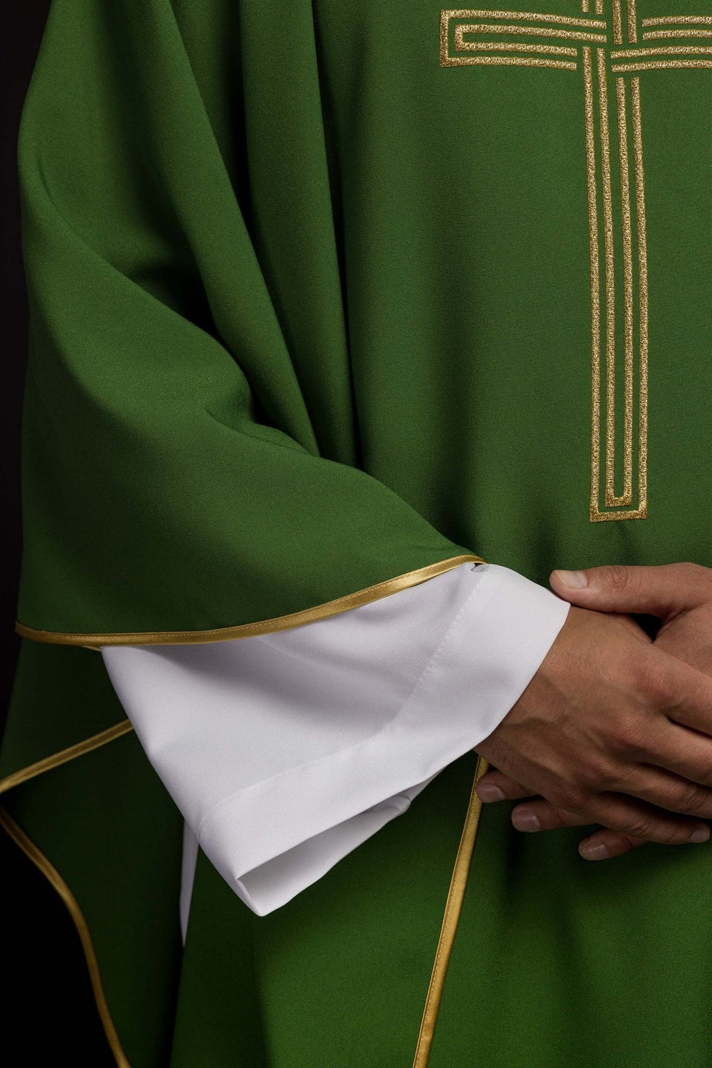 Zielony ornat haftowany z Krzyżem