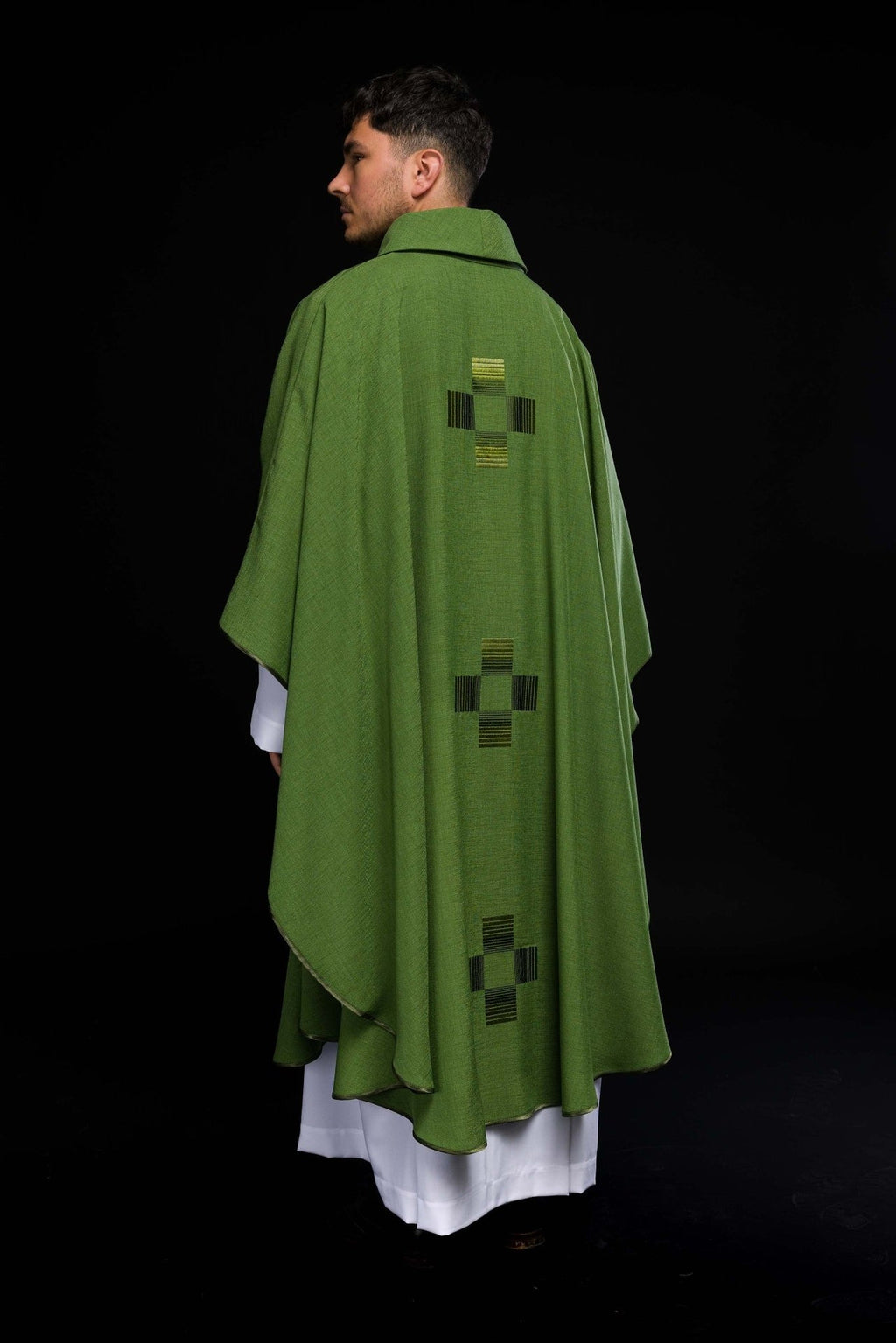 Zielony ornat haftowanymi krzyżami