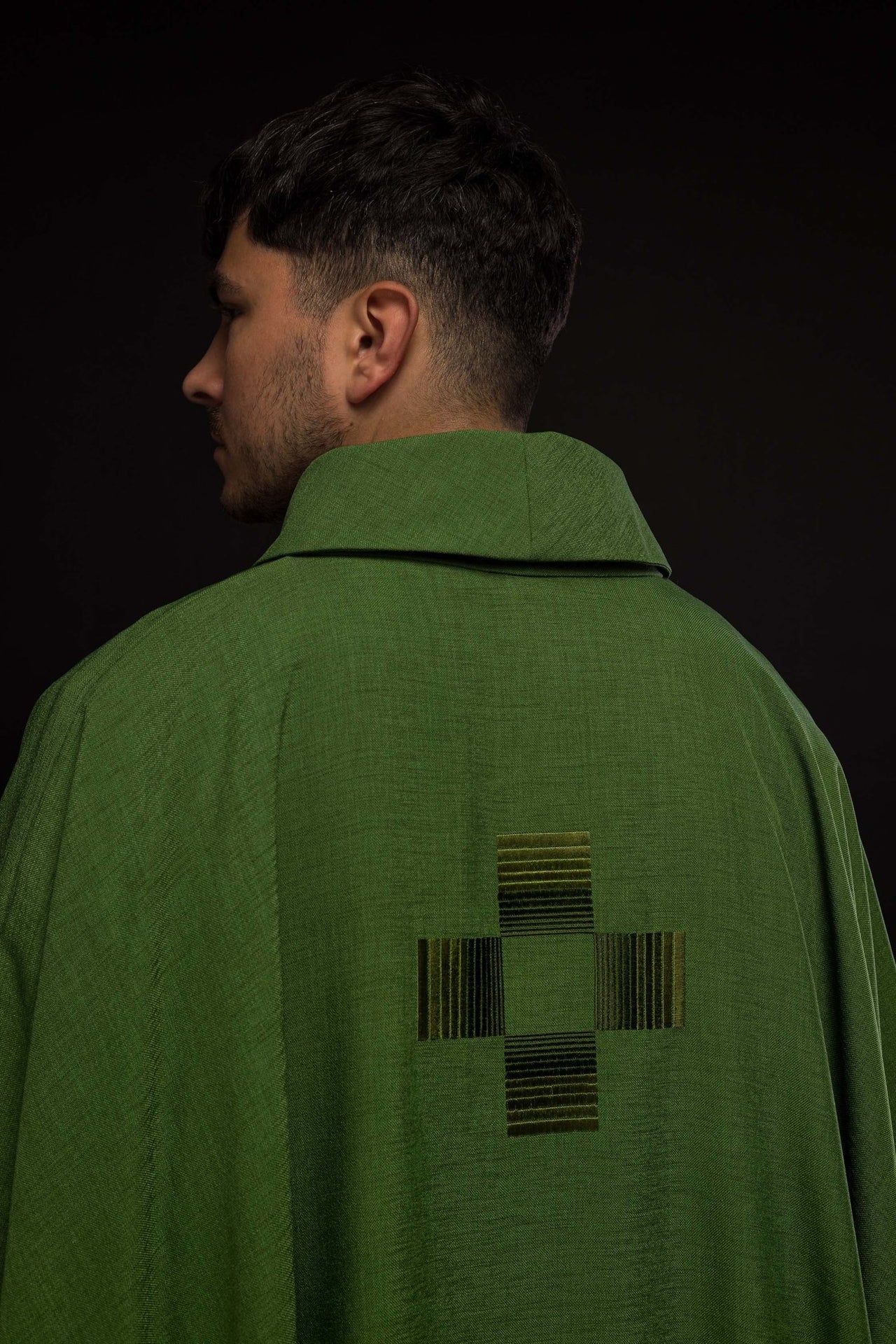 Zielony ornat haftowanymi krzyżami