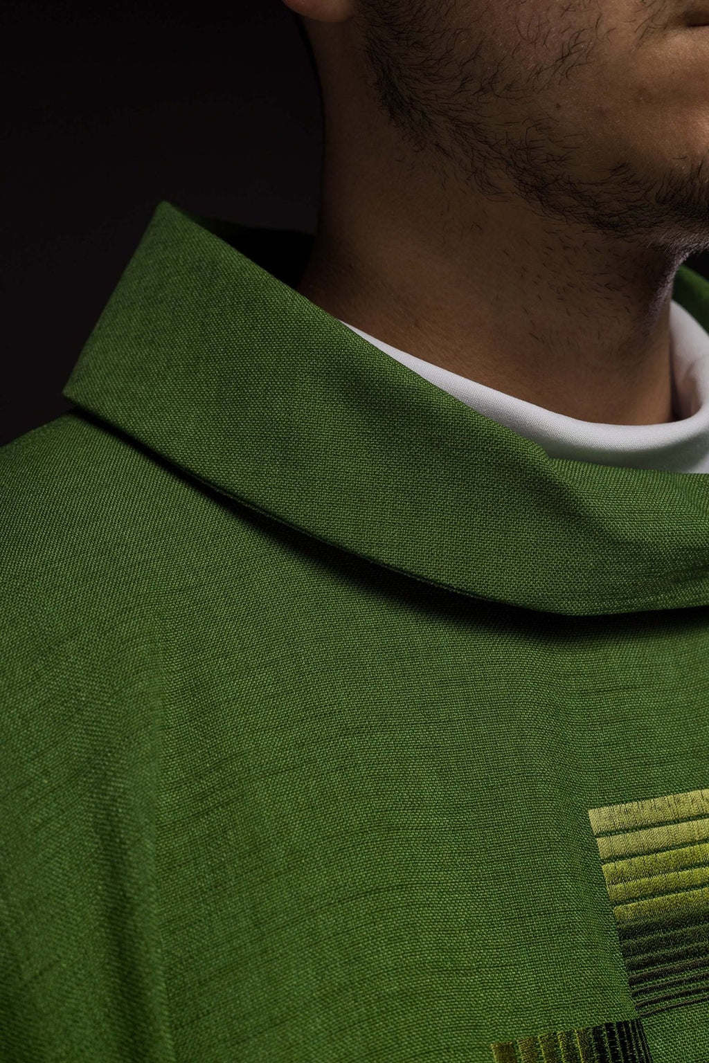 Zielony ornat haftowanymi krzyżami