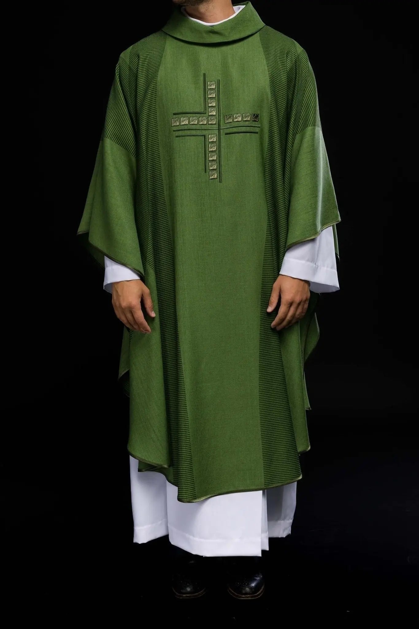 Zielony ornat liturgiczny z krzyżem