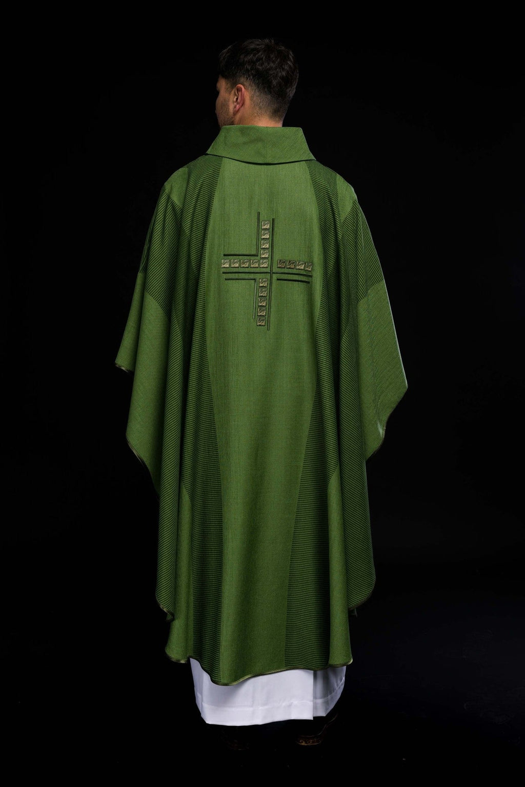 Zielony ornat liturgiczny z krzyżem