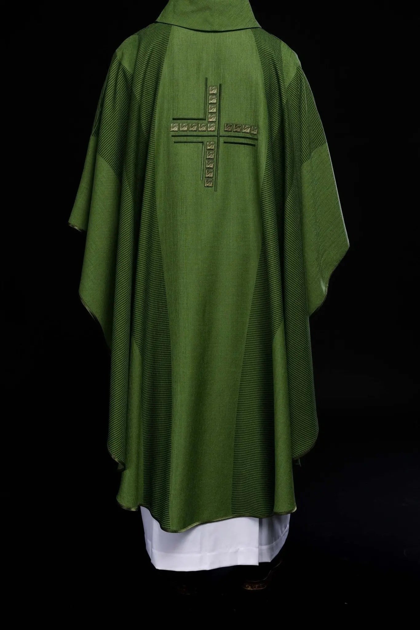Zielony ornat liturgiczny z krzyżem