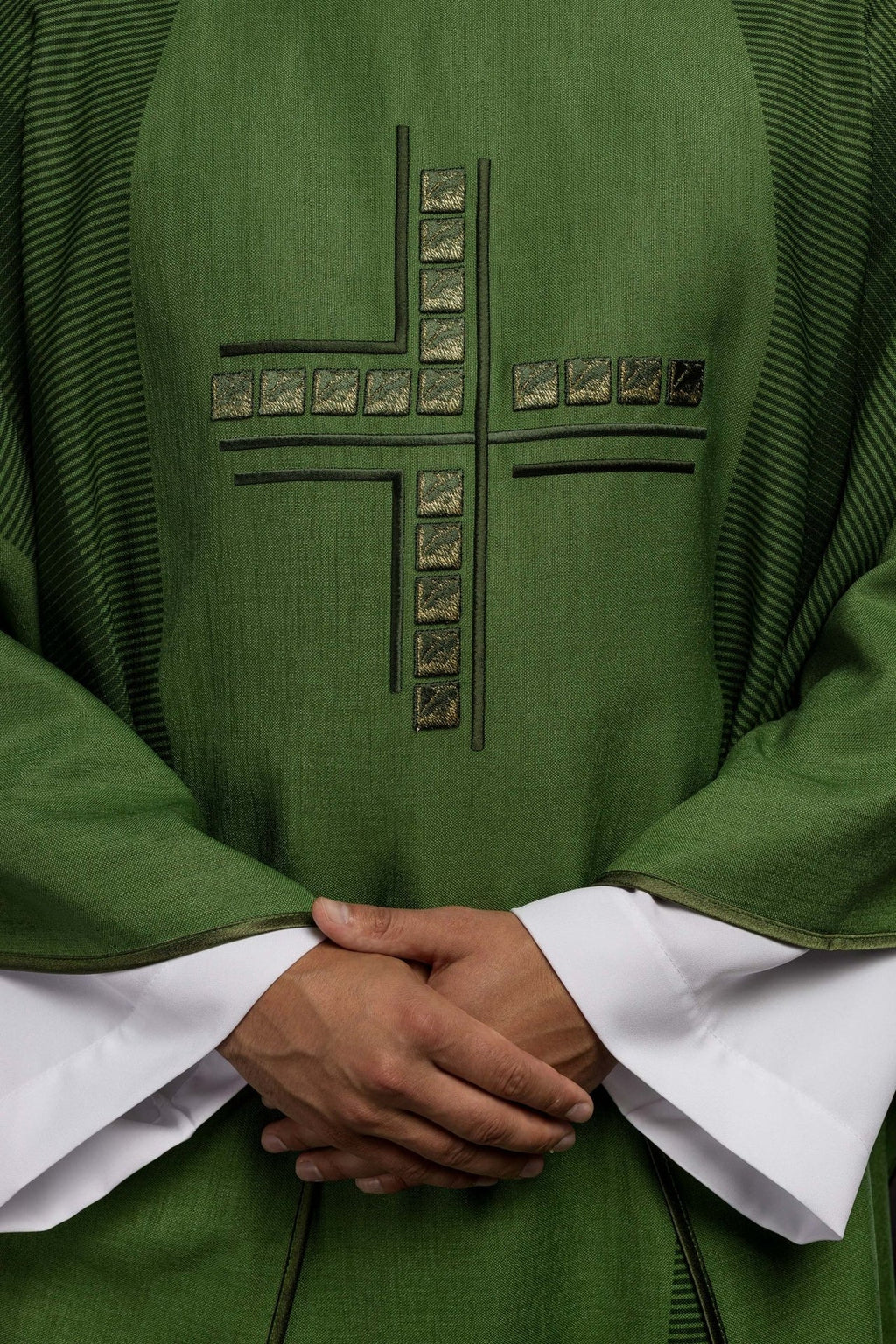 Zielony ornat liturgiczny z krzyżem