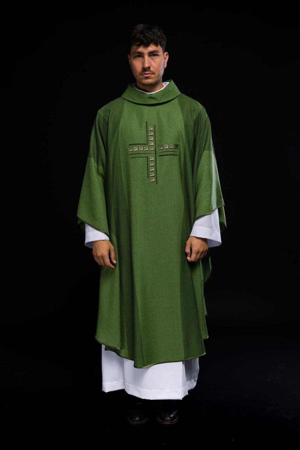 Zielony ornat liturgiczny z krzyżem