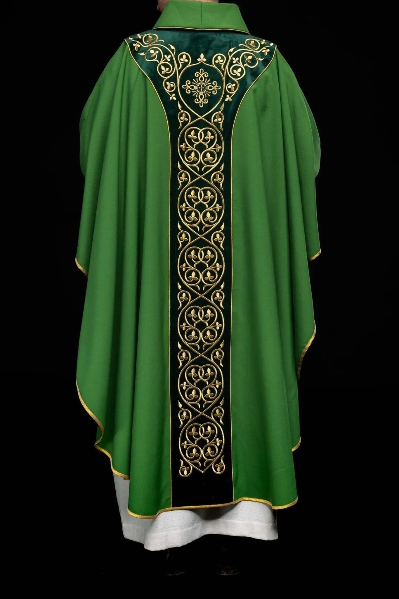 Zielony ornat liturgiczny ozdobiony haftem na aksamicie