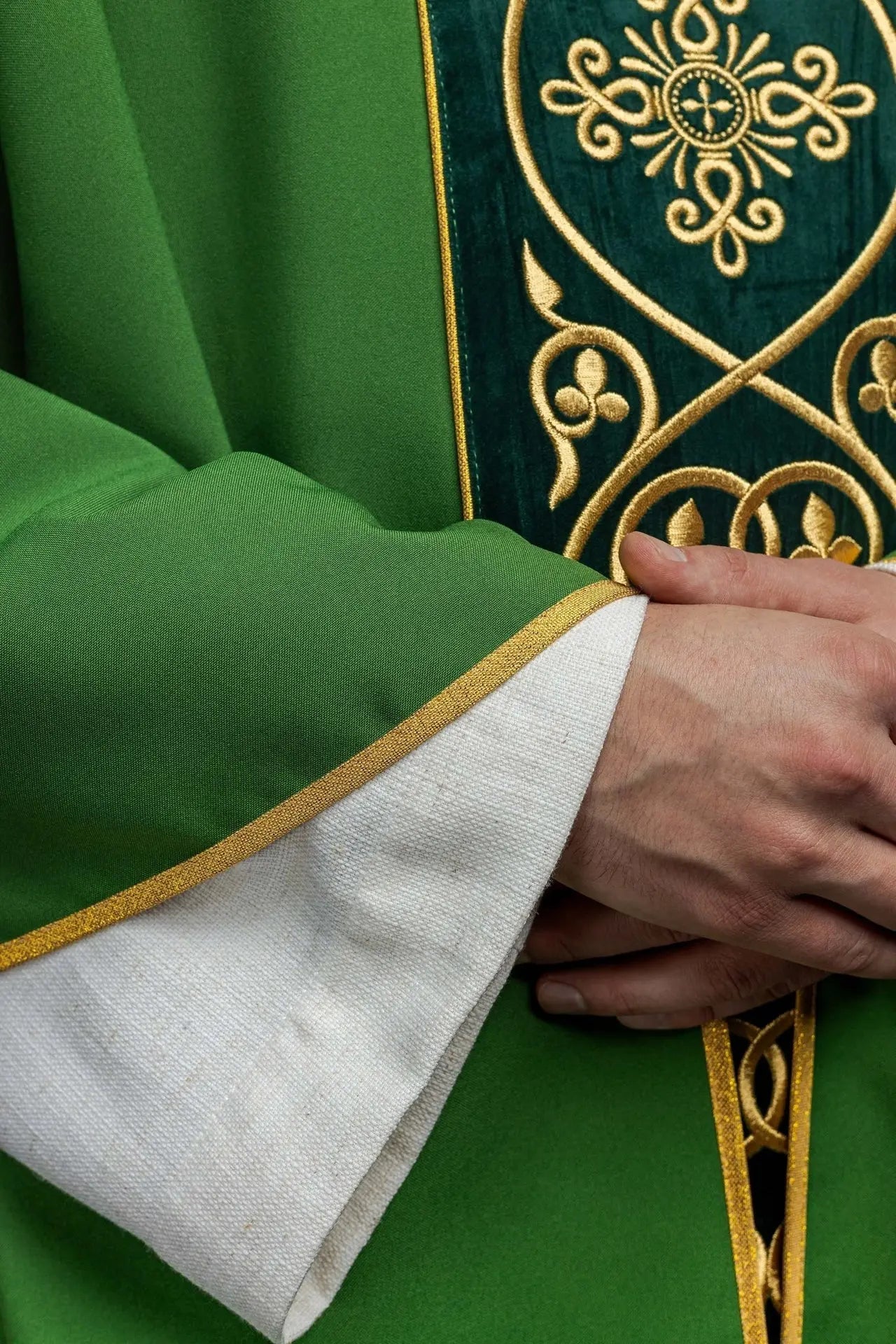 Zielony ornat liturgiczny ozdobiony haftem na aksamicie