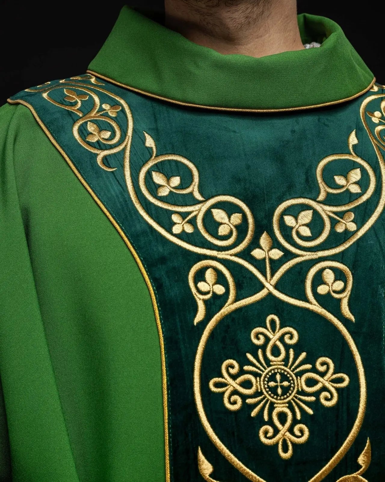 Zielony ornat liturgiczny ozdobiony haftem na aksamicie