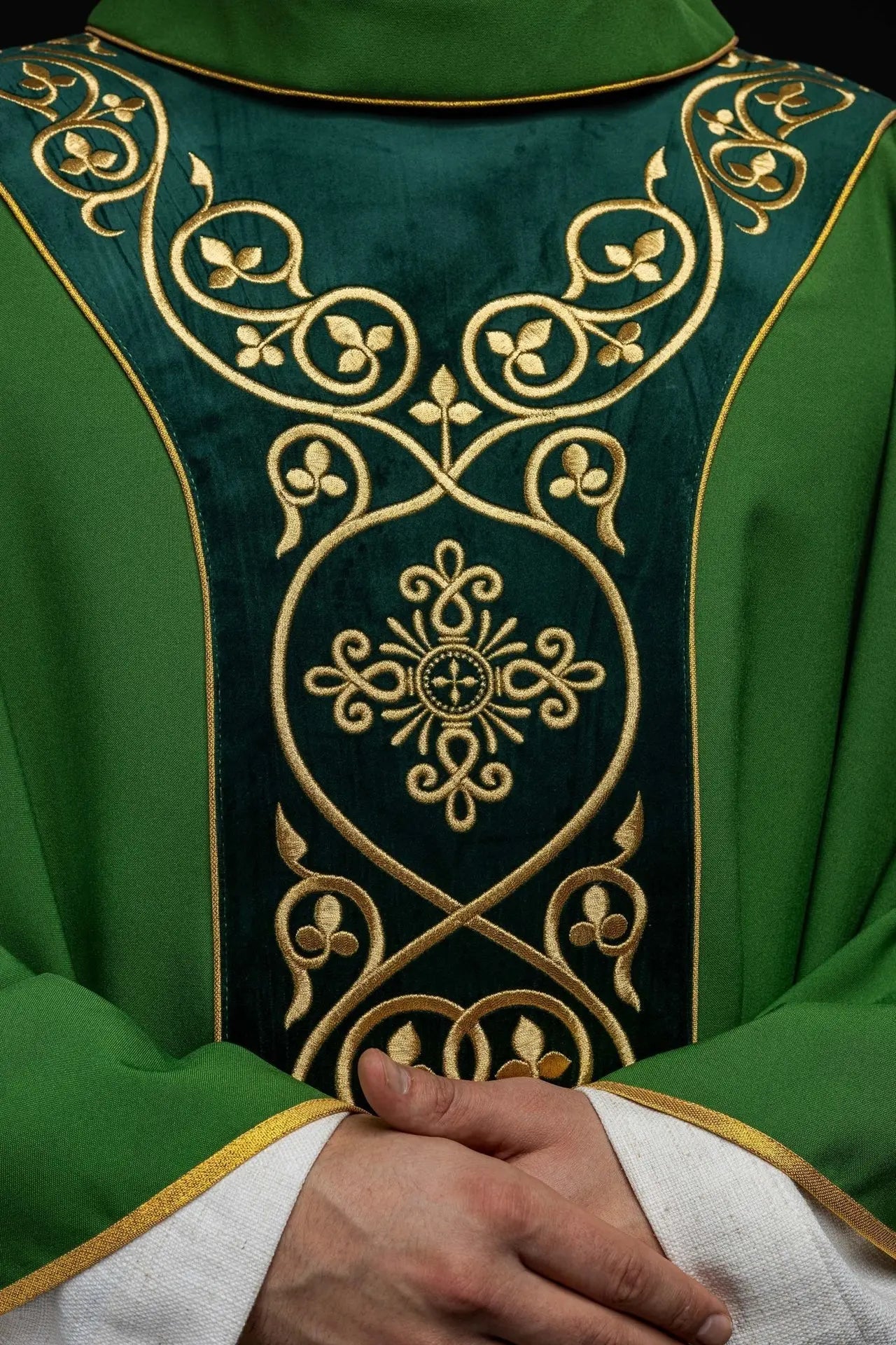 Zielony ornat liturgiczny ozdobiony haftem na aksamicie