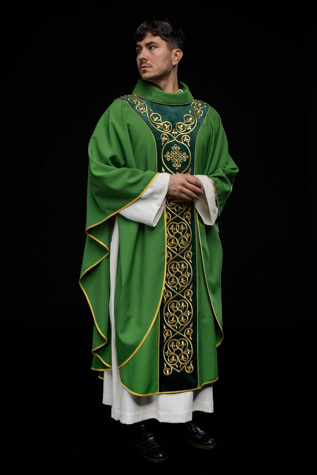 Zielony ornat liturgiczny zdobiony haftem na aksamicie