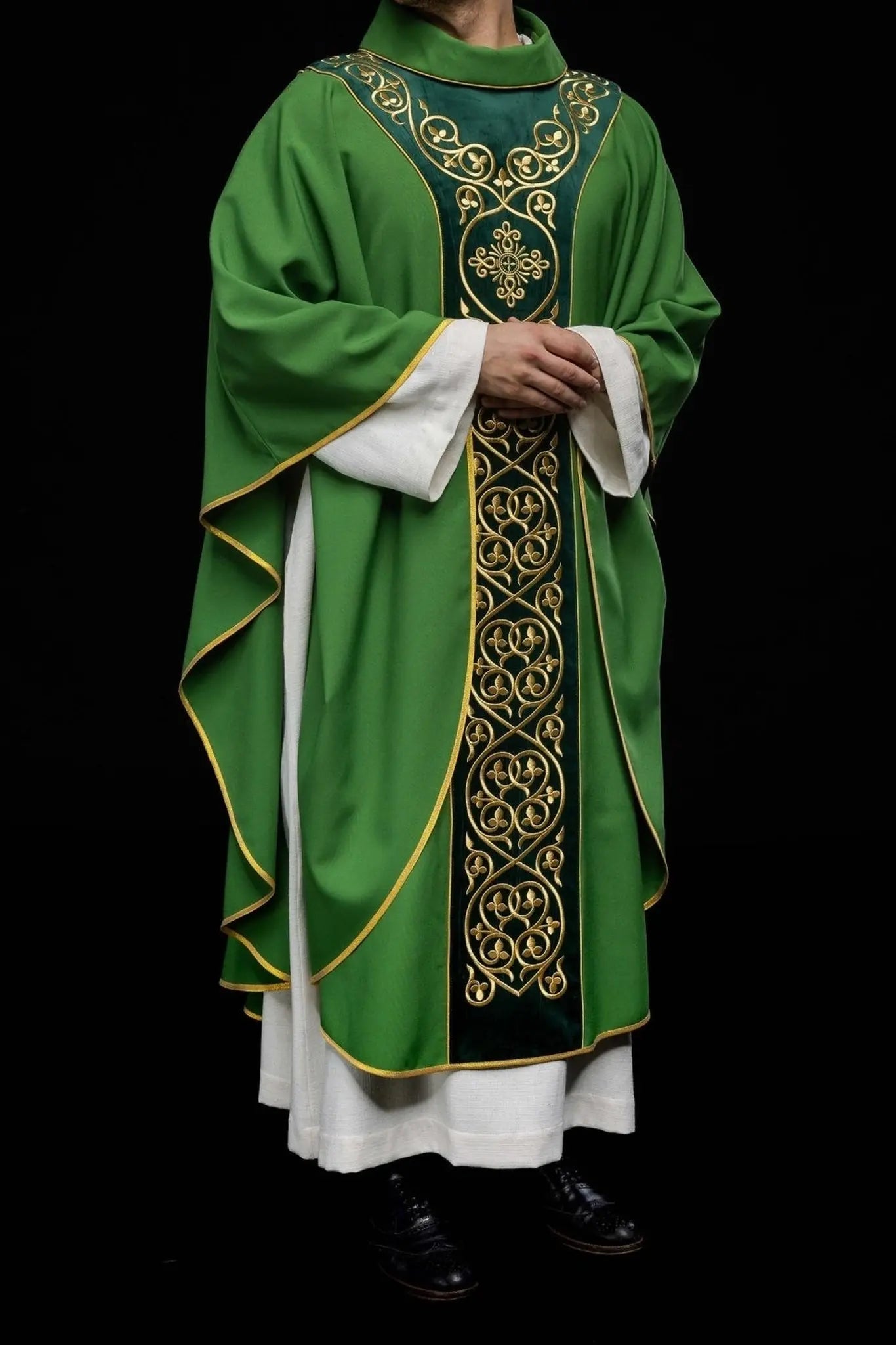 Zielony ornat liturgiczny ozdobiony haftem na aksamicie