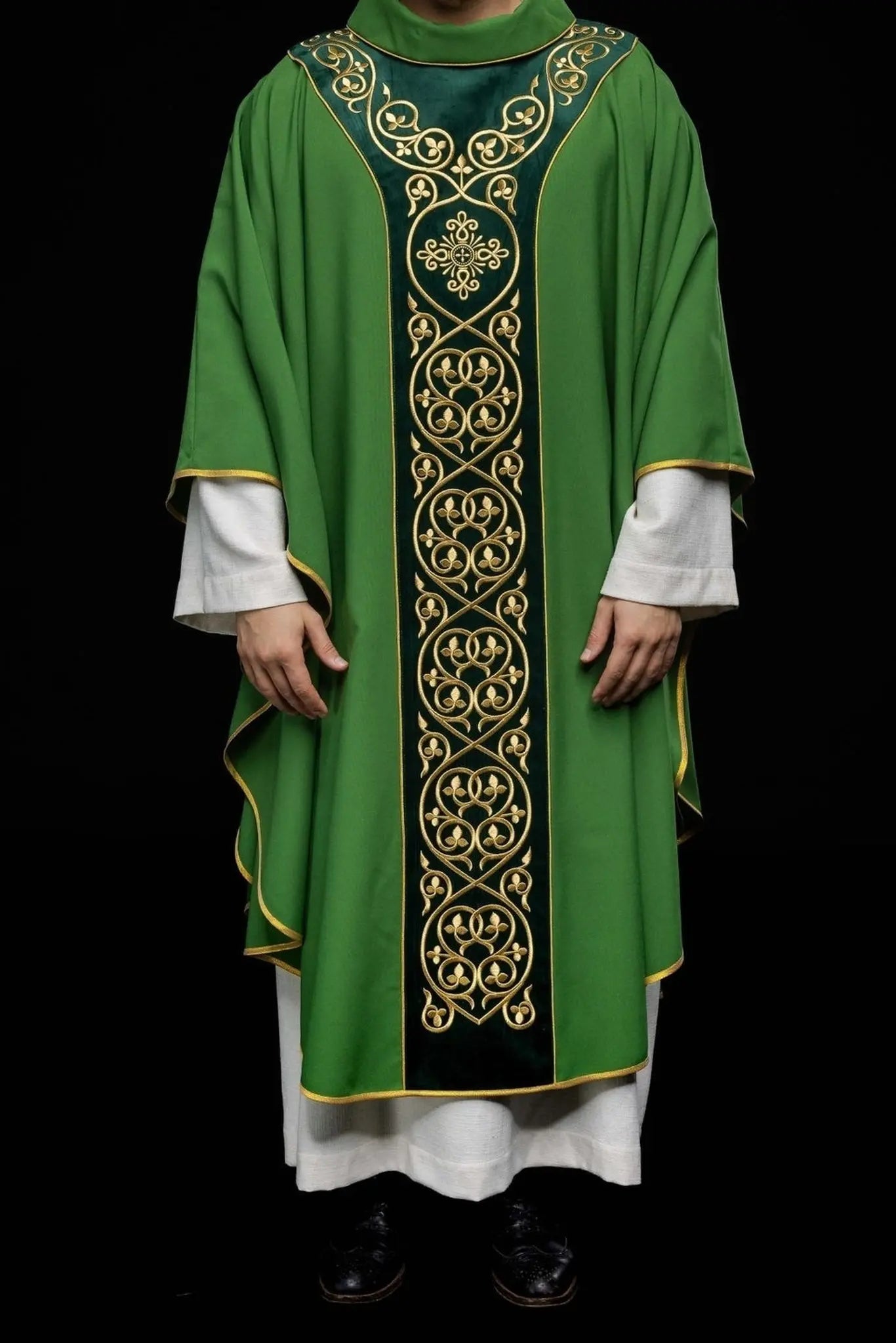Zielony ornat liturgiczny zdobiony haftem na aksamicie 