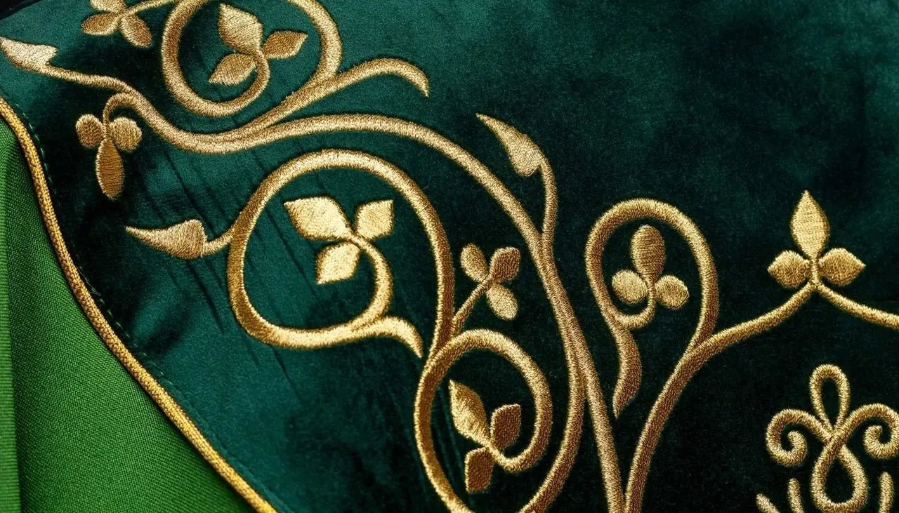 Zielony ornat liturgiczny ozdobiony haftem na aksamicie