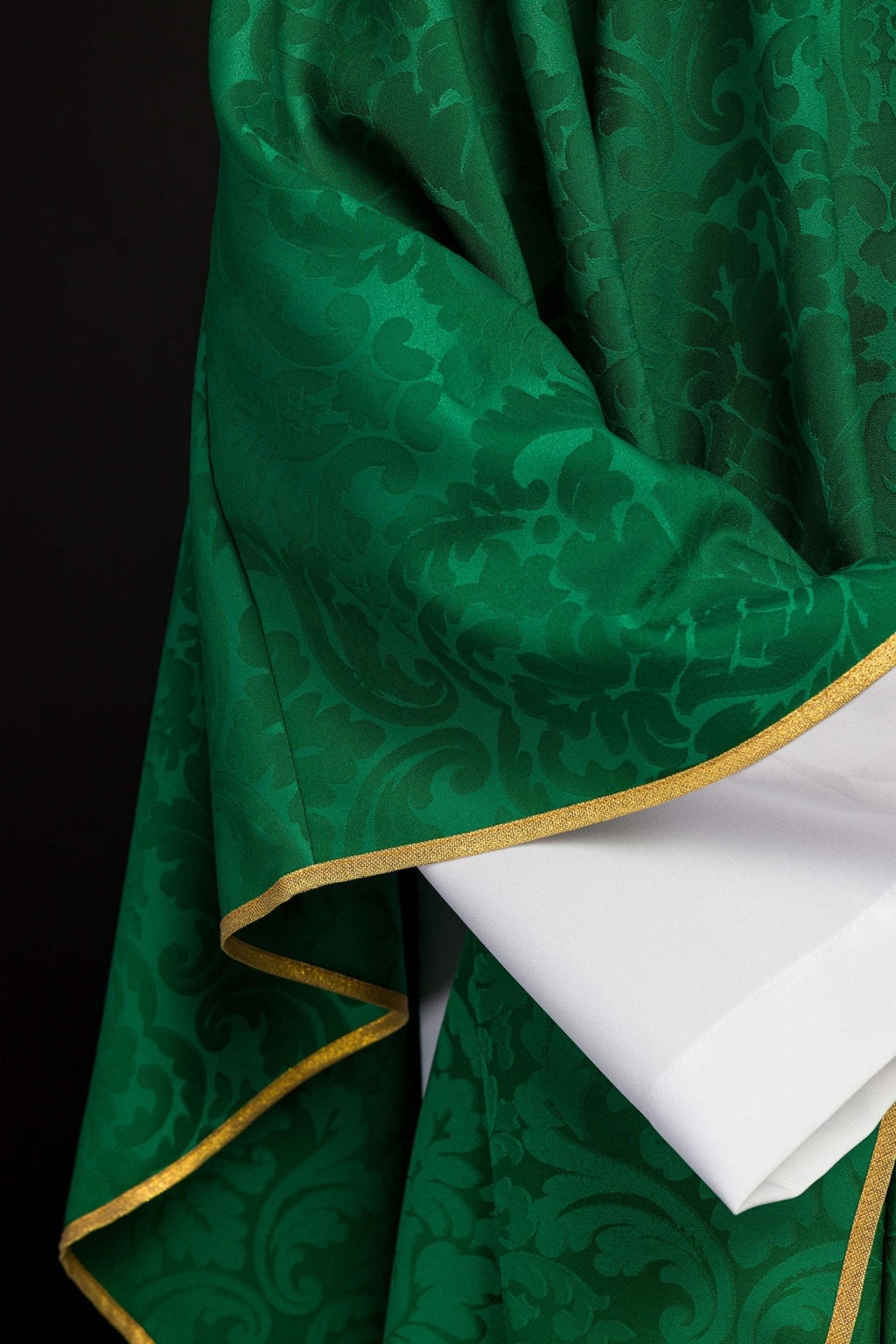 Zielony ornat liturgiczny zdobiony haftowanym pasem