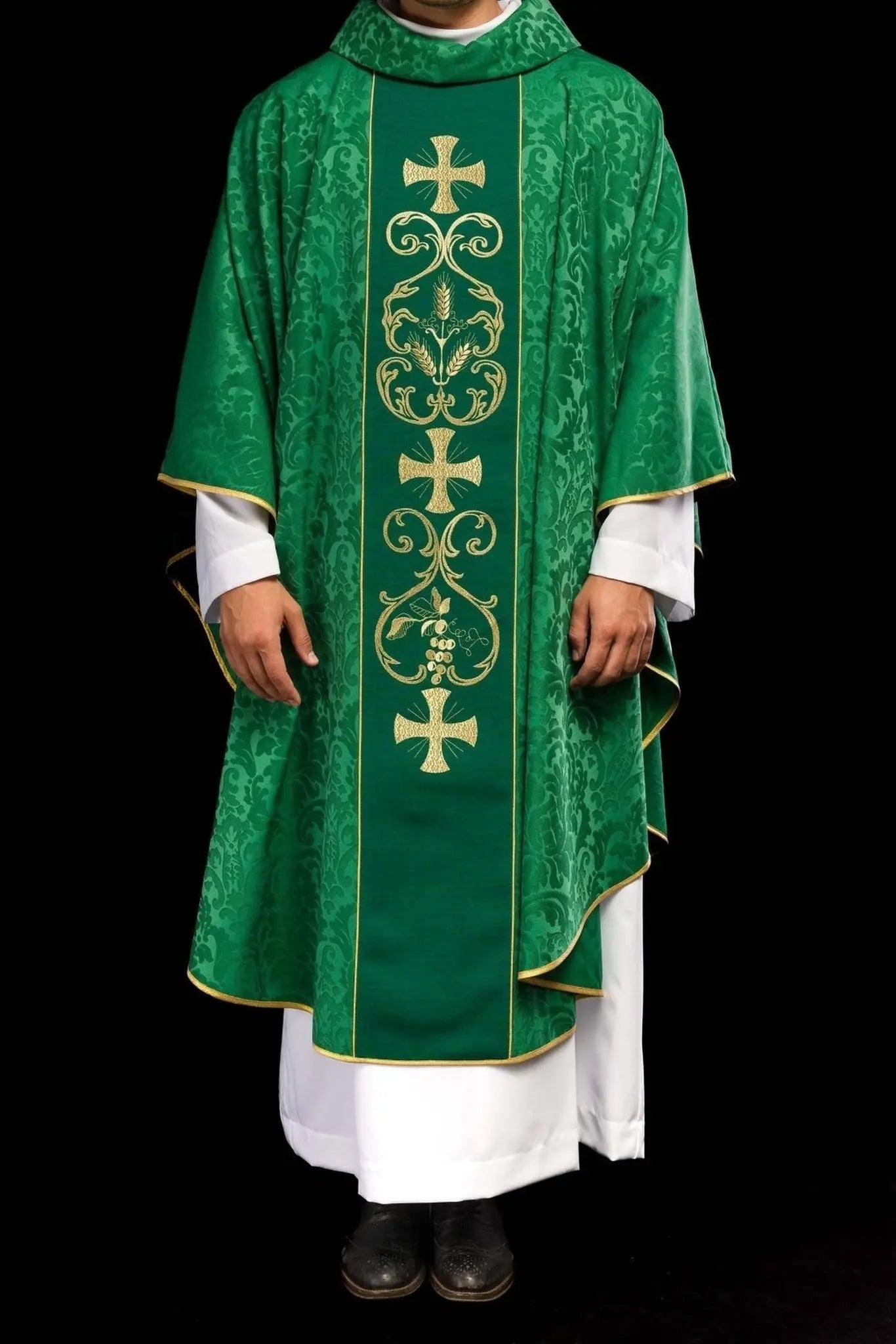 Zielony ornat liturgiczny zdobiony haftowanym pasem