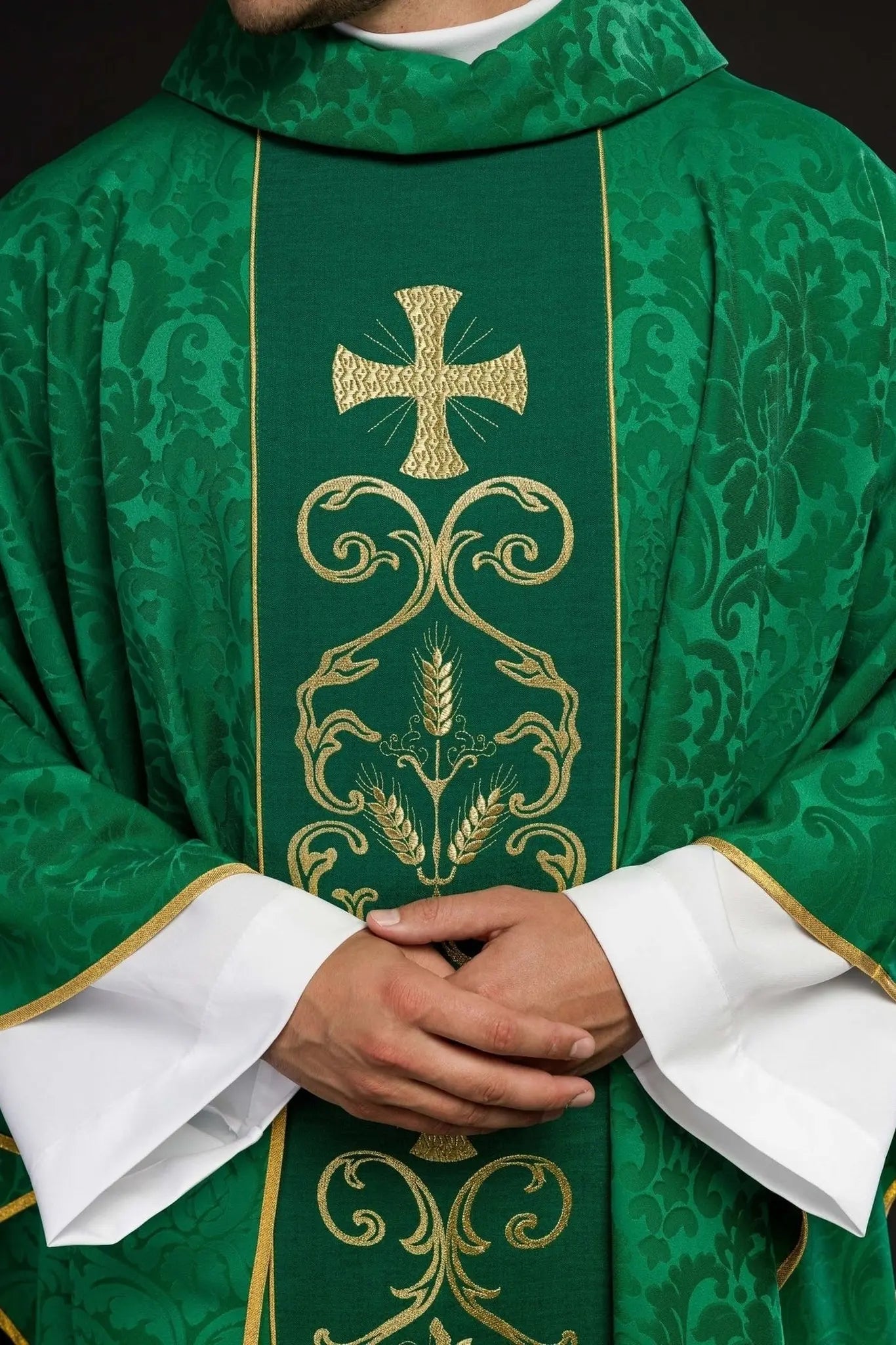 Zielony ornat liturgiczny zdobiony haftowanym pasem