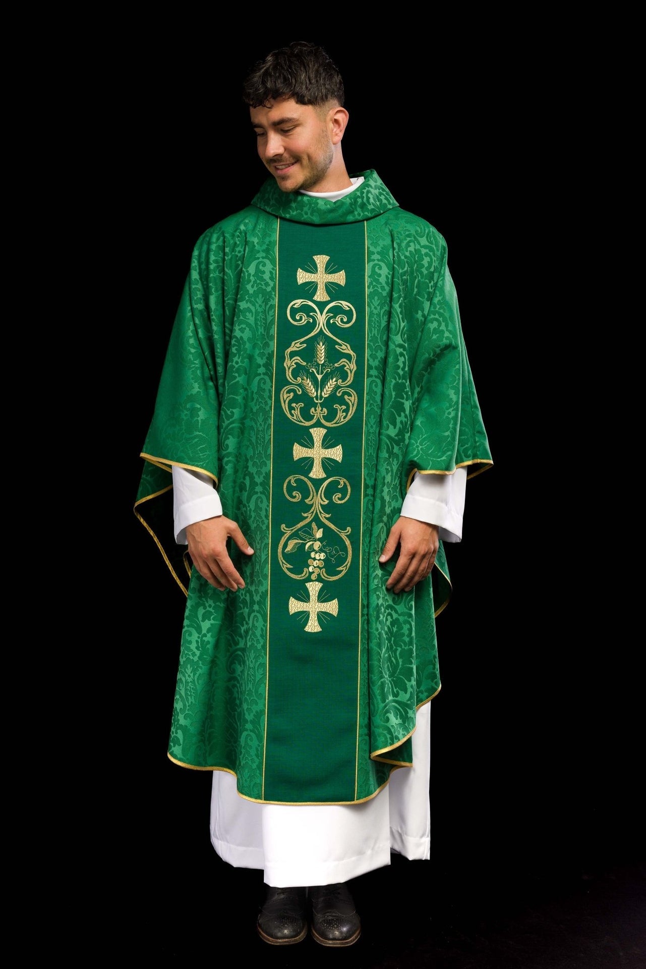 Zielony ornat liturgiczny zdobiony haftowanym pasem