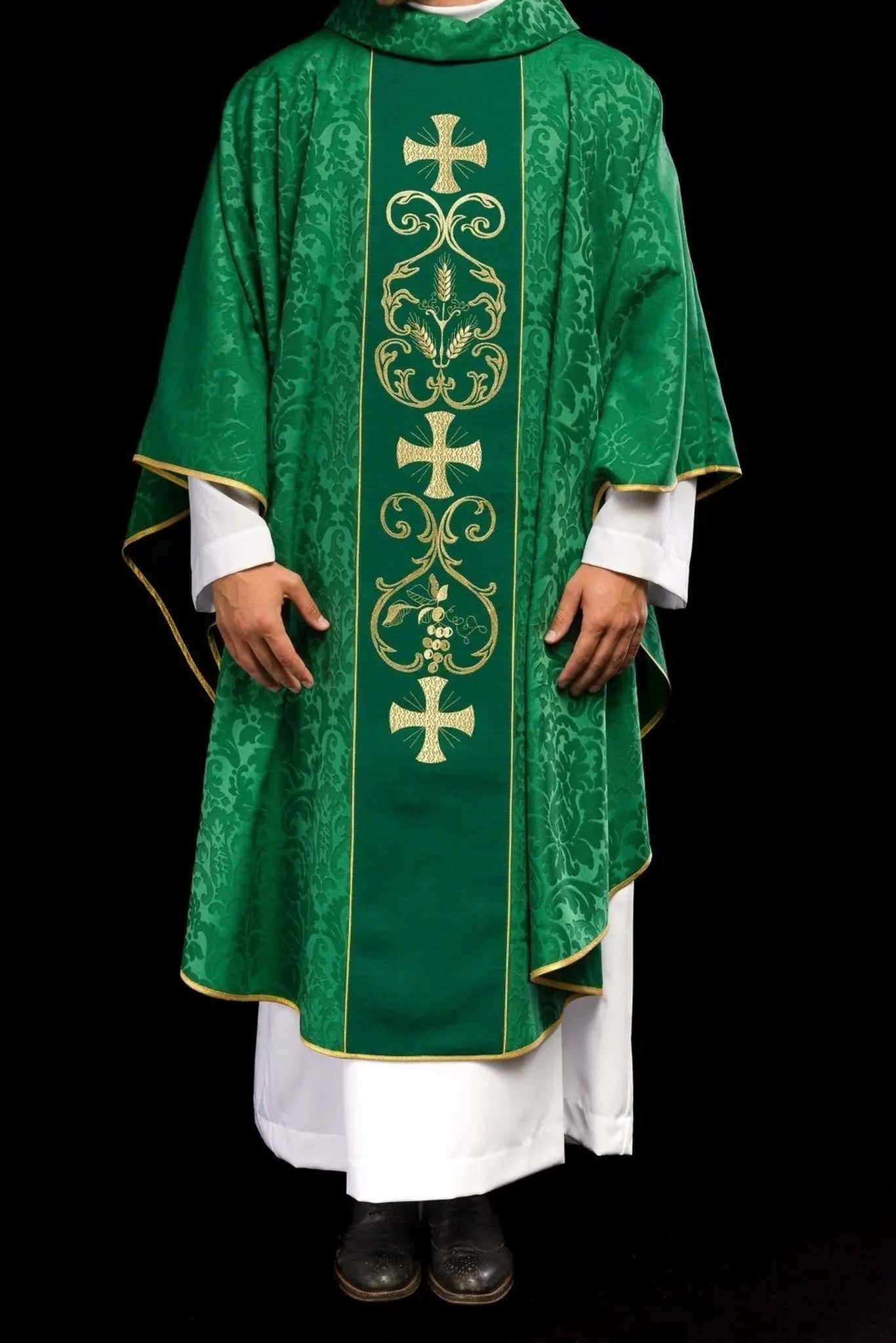 Zielony ornat liturgiczny zdobiony haftowanym pasem