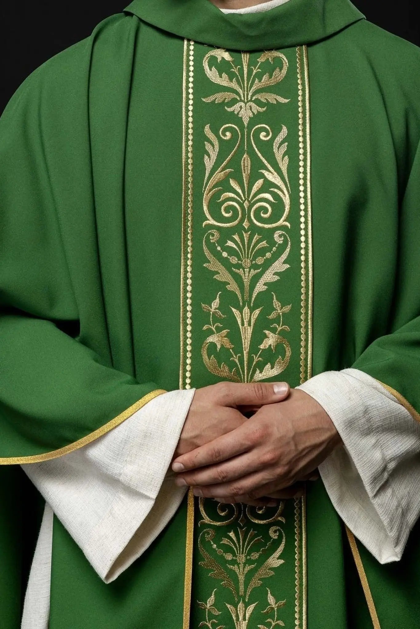 Zielony ornat liturgiczny zdobiony złotym haftowanym pasem