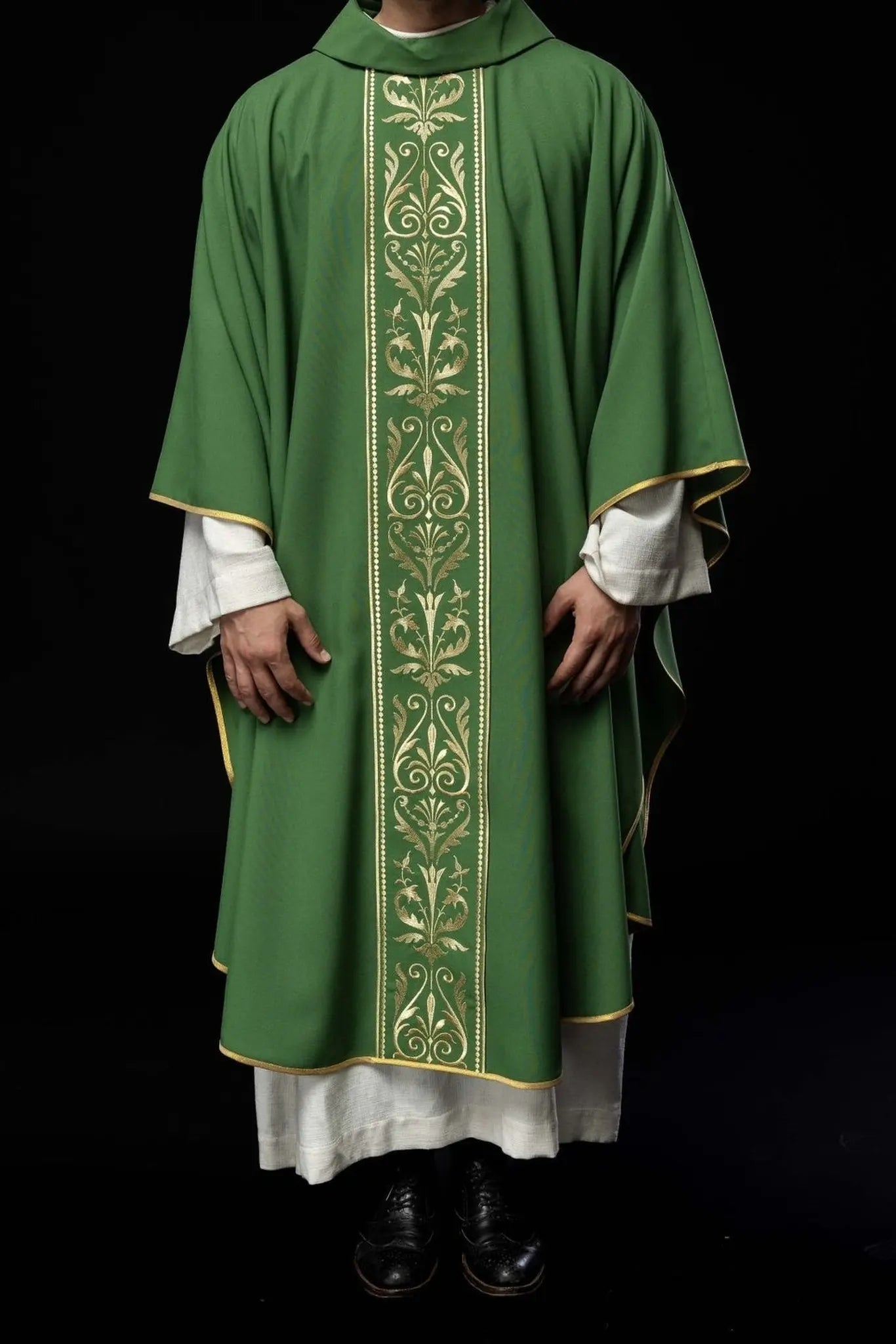 Zielony ornat liturgiczny zdobiony złotym haftowanym pasem