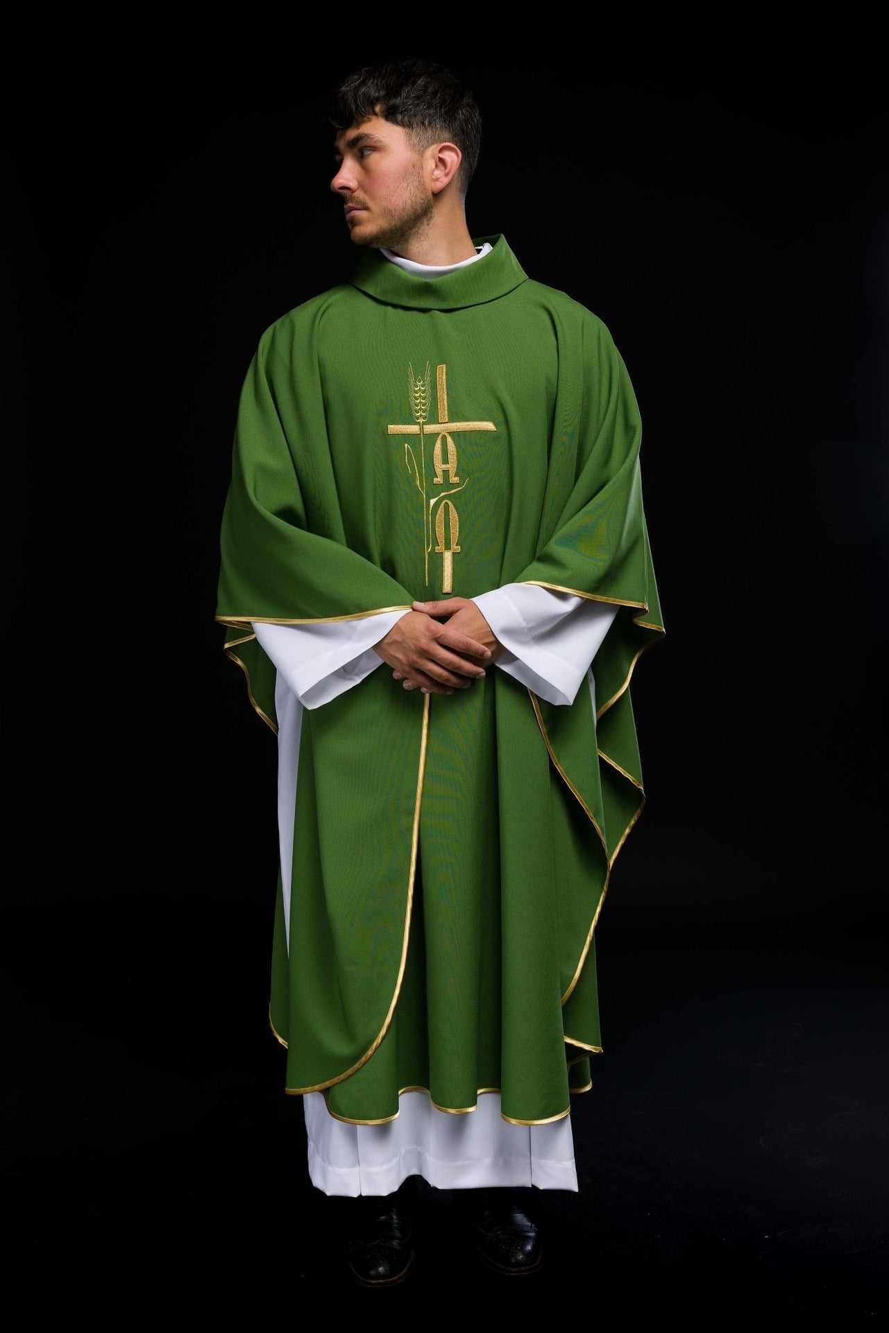 Zielony ornat z haftem Alfa Omega