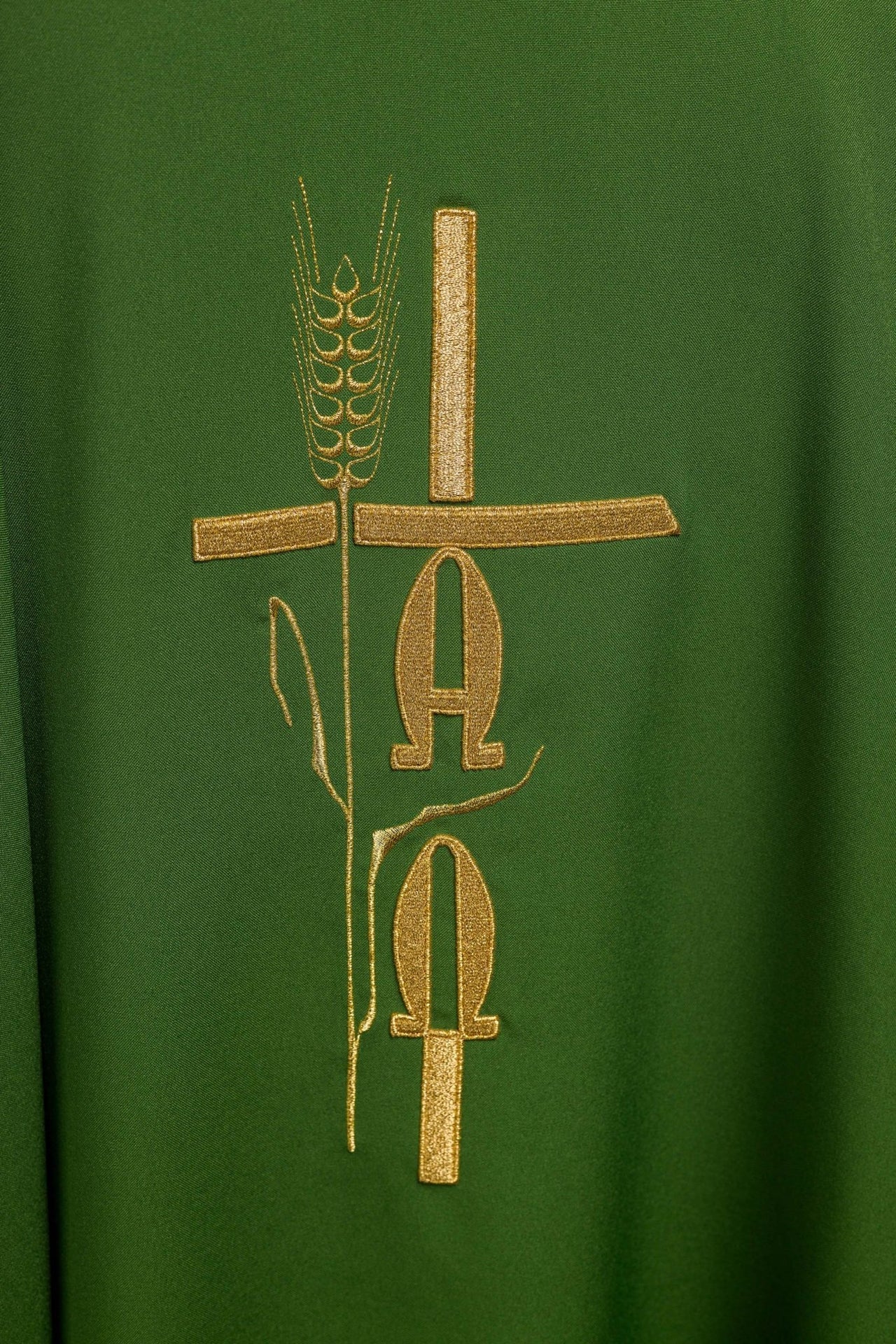 Zielony ornat z haftem Alfa Omega