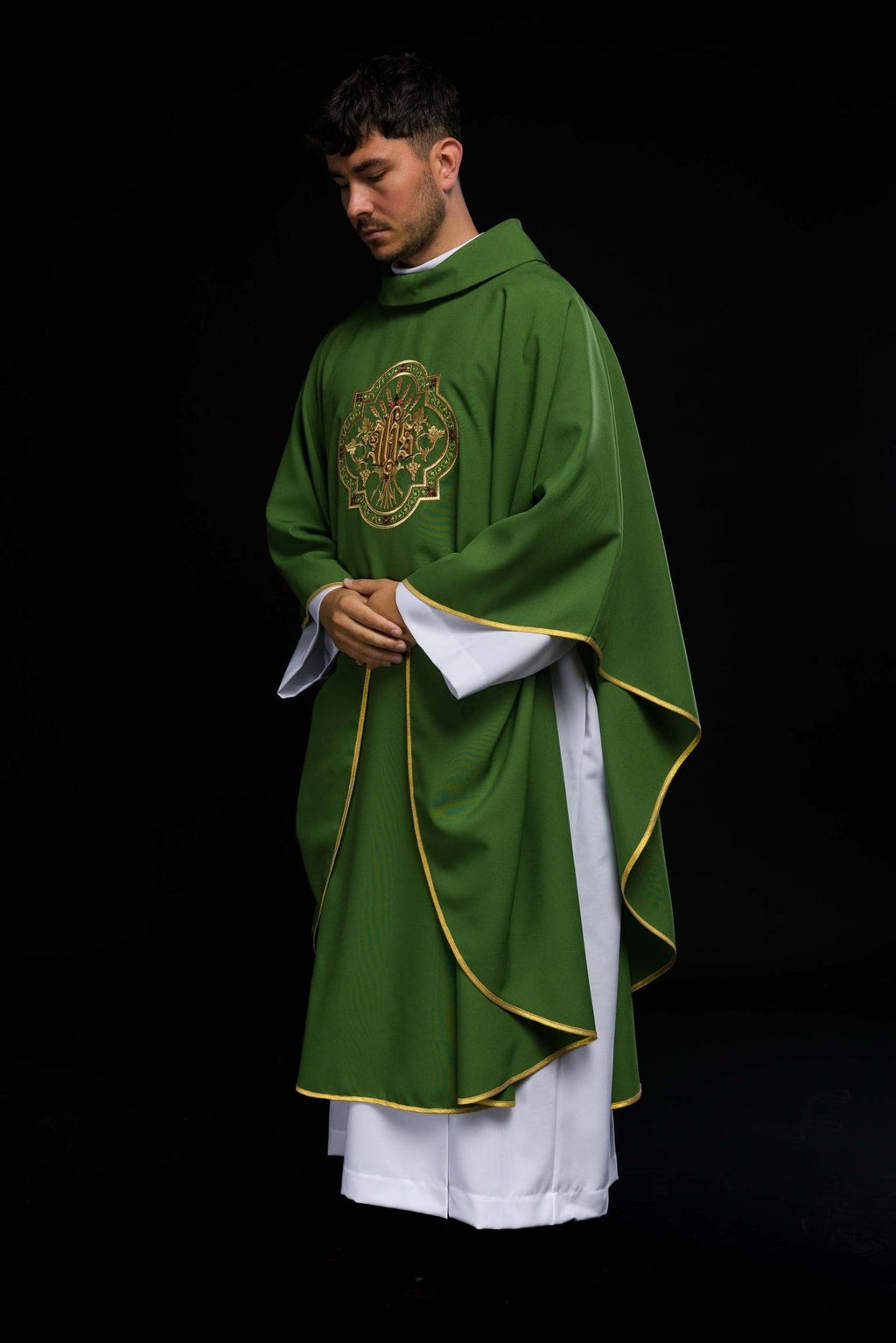 Zielony ornat z haftem IHS i PAX