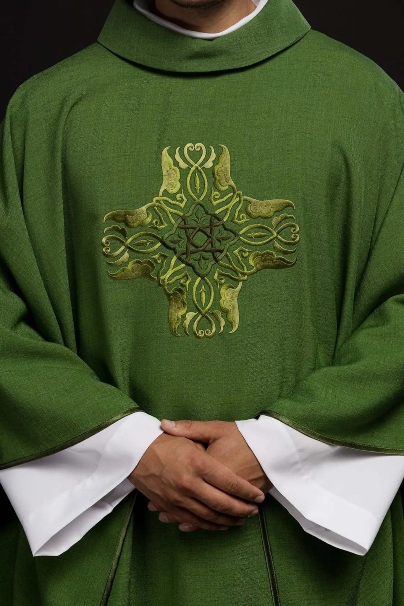 Zielony ornat z haftem krzyża 