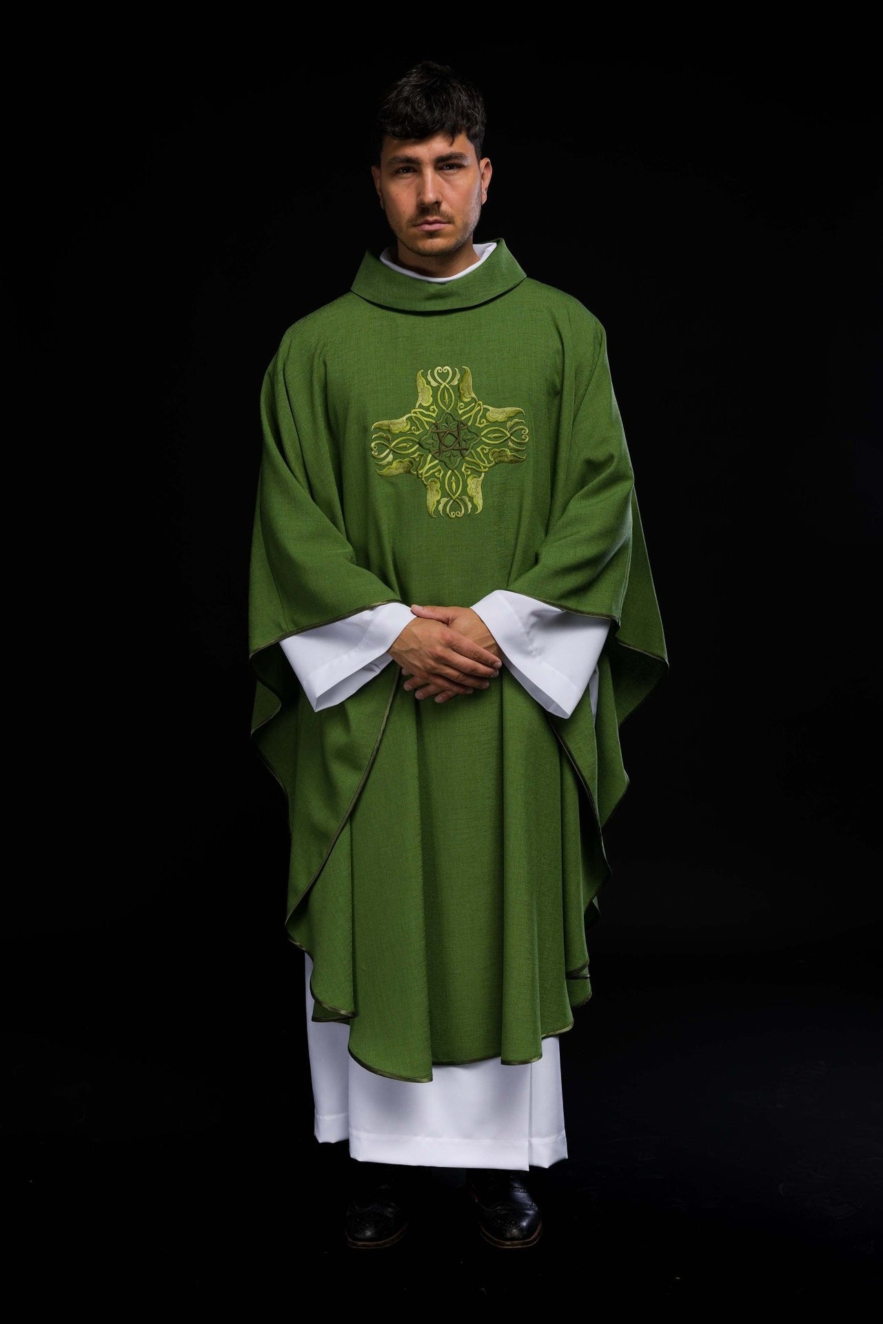 Zielony ornat z haftem Krzyża