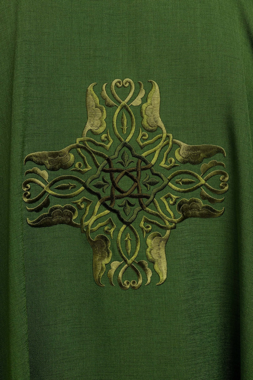 Zielony ornat z haftem Krzyża