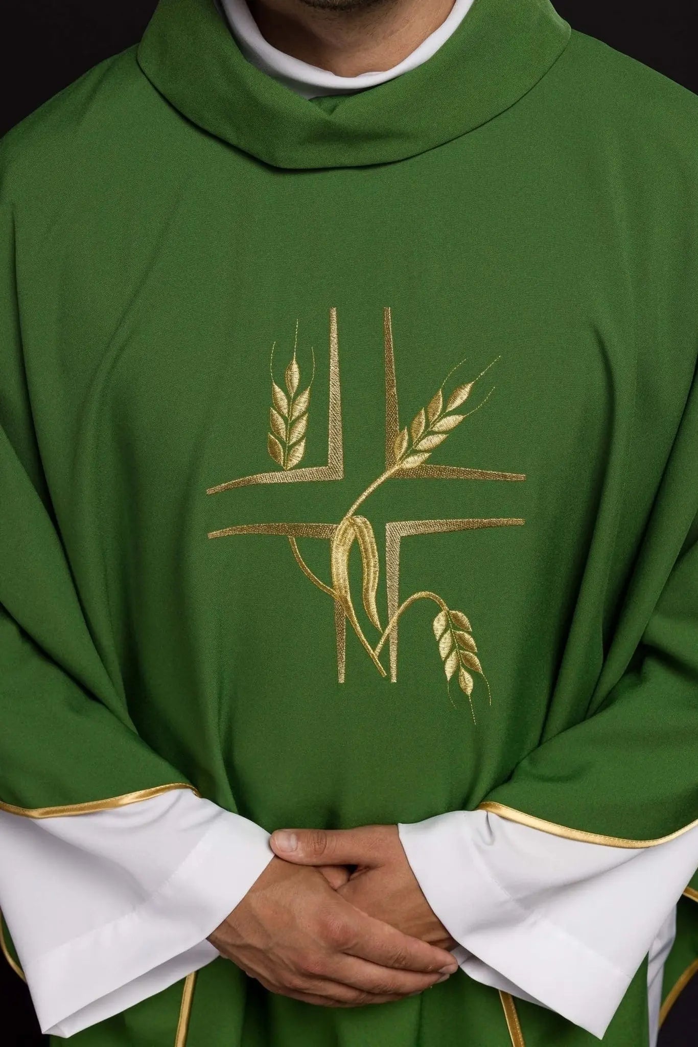 Zielony ornat z haftem krzyża i kolców