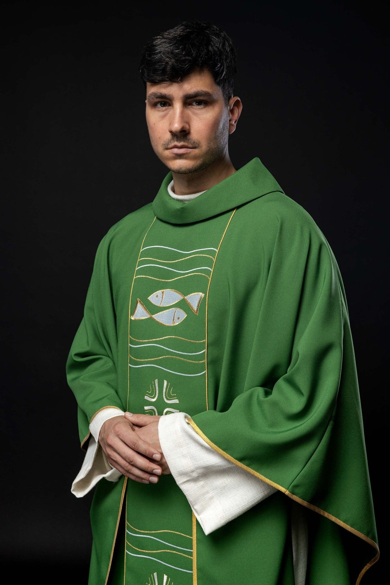 Zielony ornat z haftem krzyża i ryb