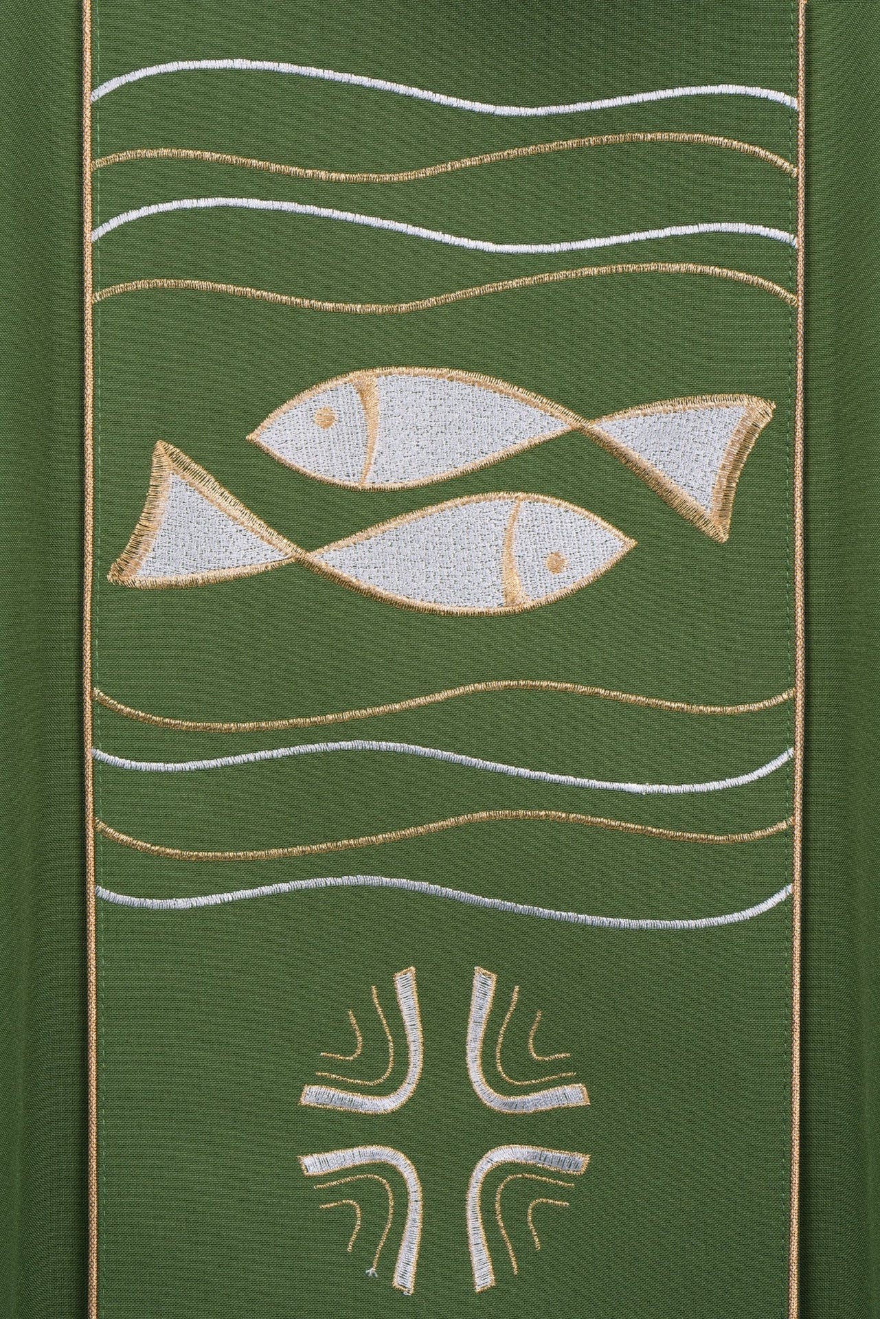 Zielony ornat z haftem krzyża i ryb