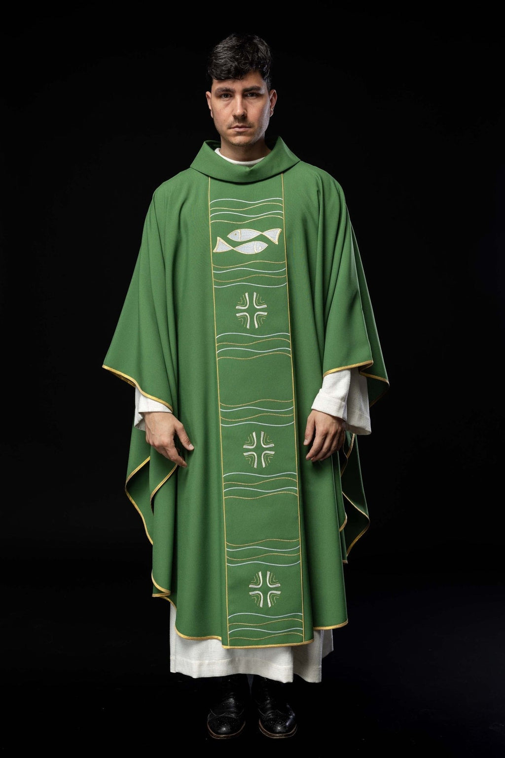 Zielony ornat z haftem krzyża i ryb