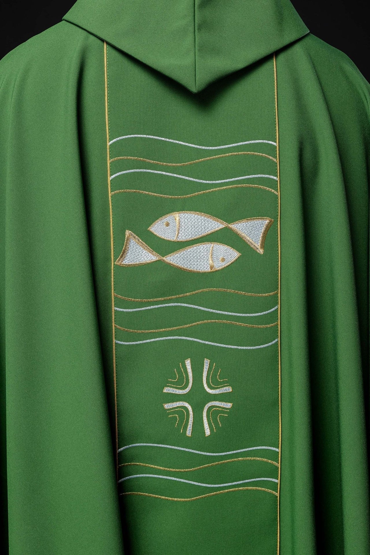 Zielony ornat z haftem krzyża i ryb