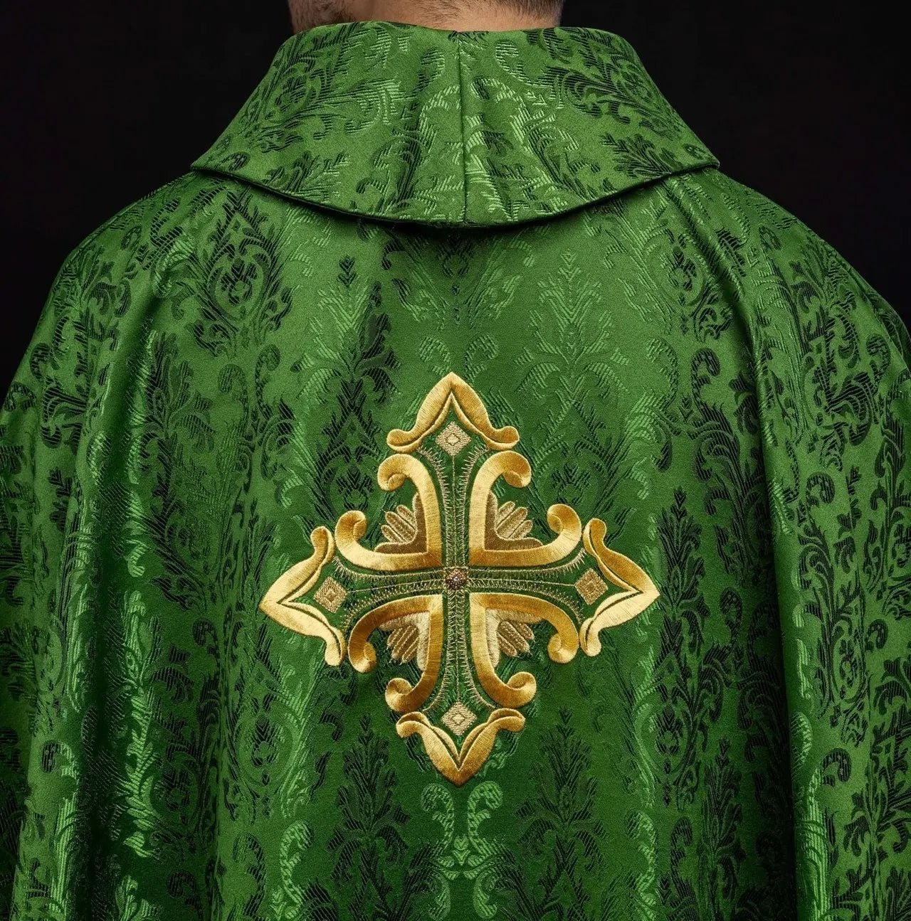 Zielony ornat liturgiczny z krzyżem naszytym z tkaniny wzorzystej