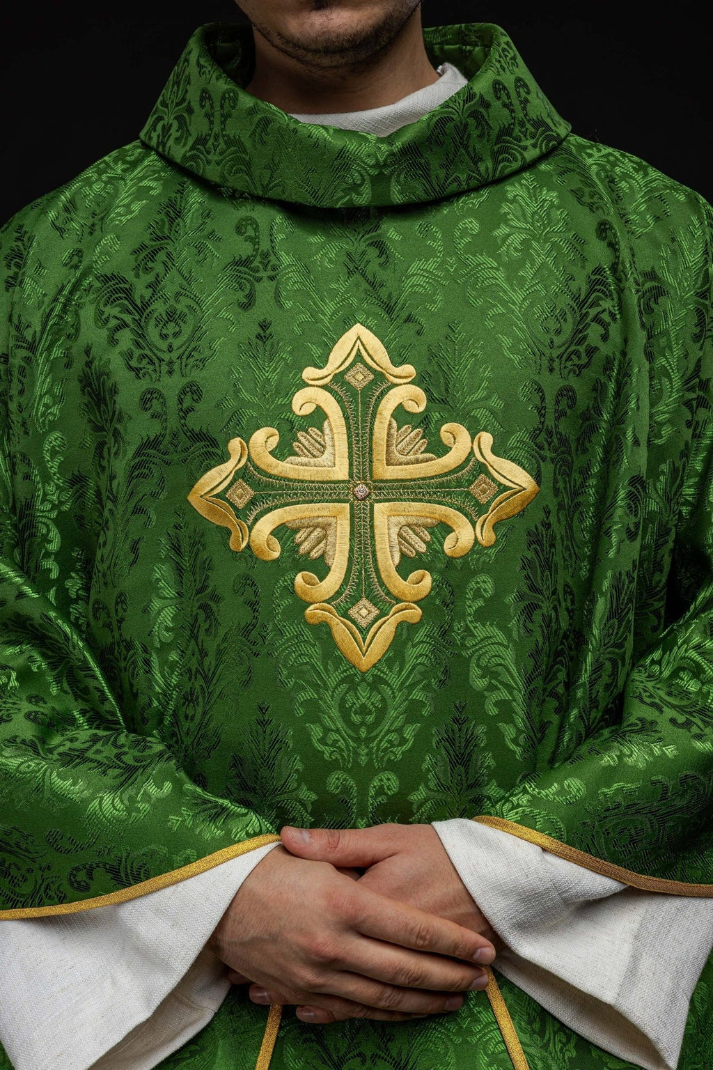 Zielony ornat z krzyżem uszyty z wzorzystej tkaniny