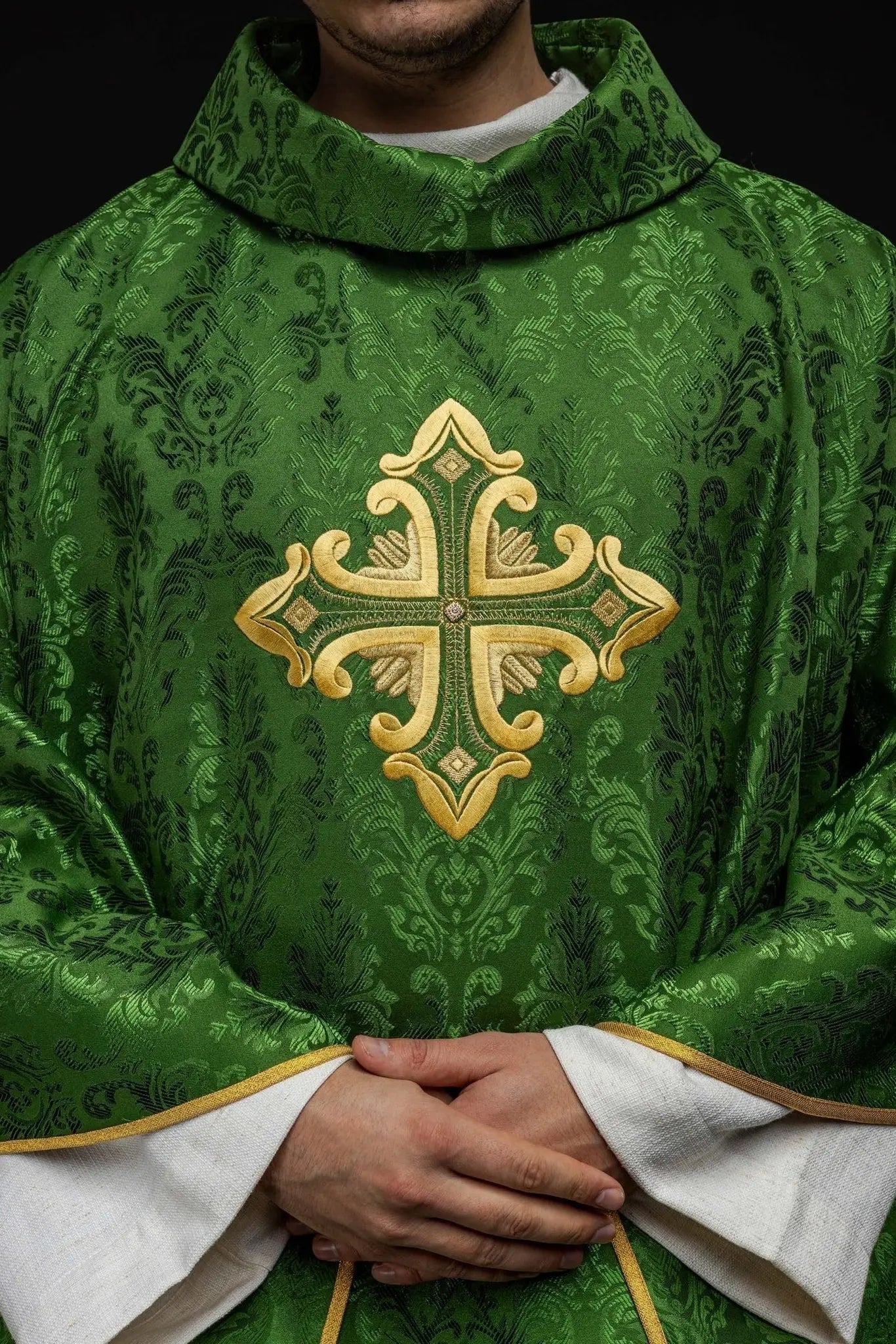 Zielony ornat liturgiczny z krzyżem naszytym z tkaniny wzorzystej