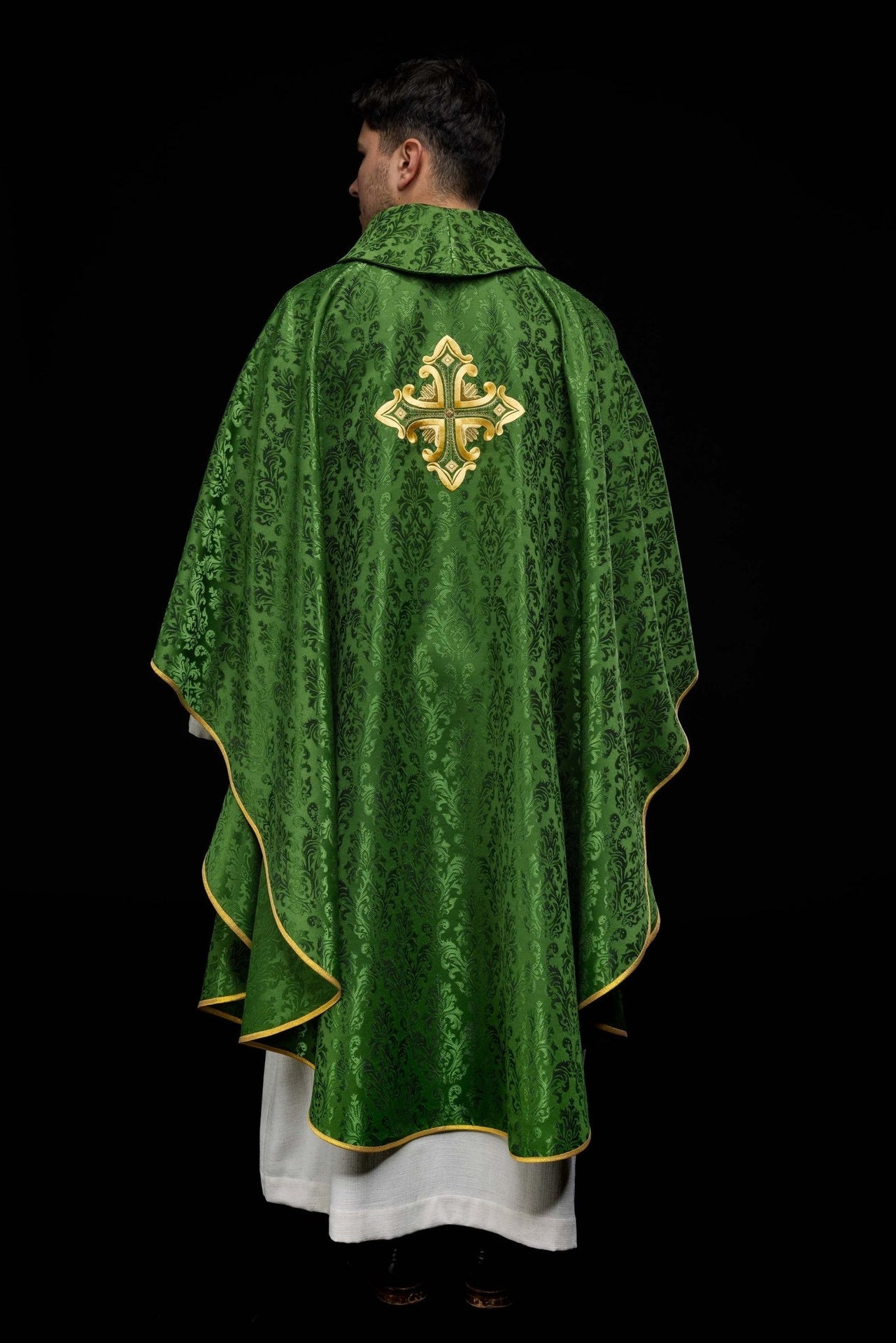 Zielony ornat z krzyżem uszyty z wzorzystej tkaniny