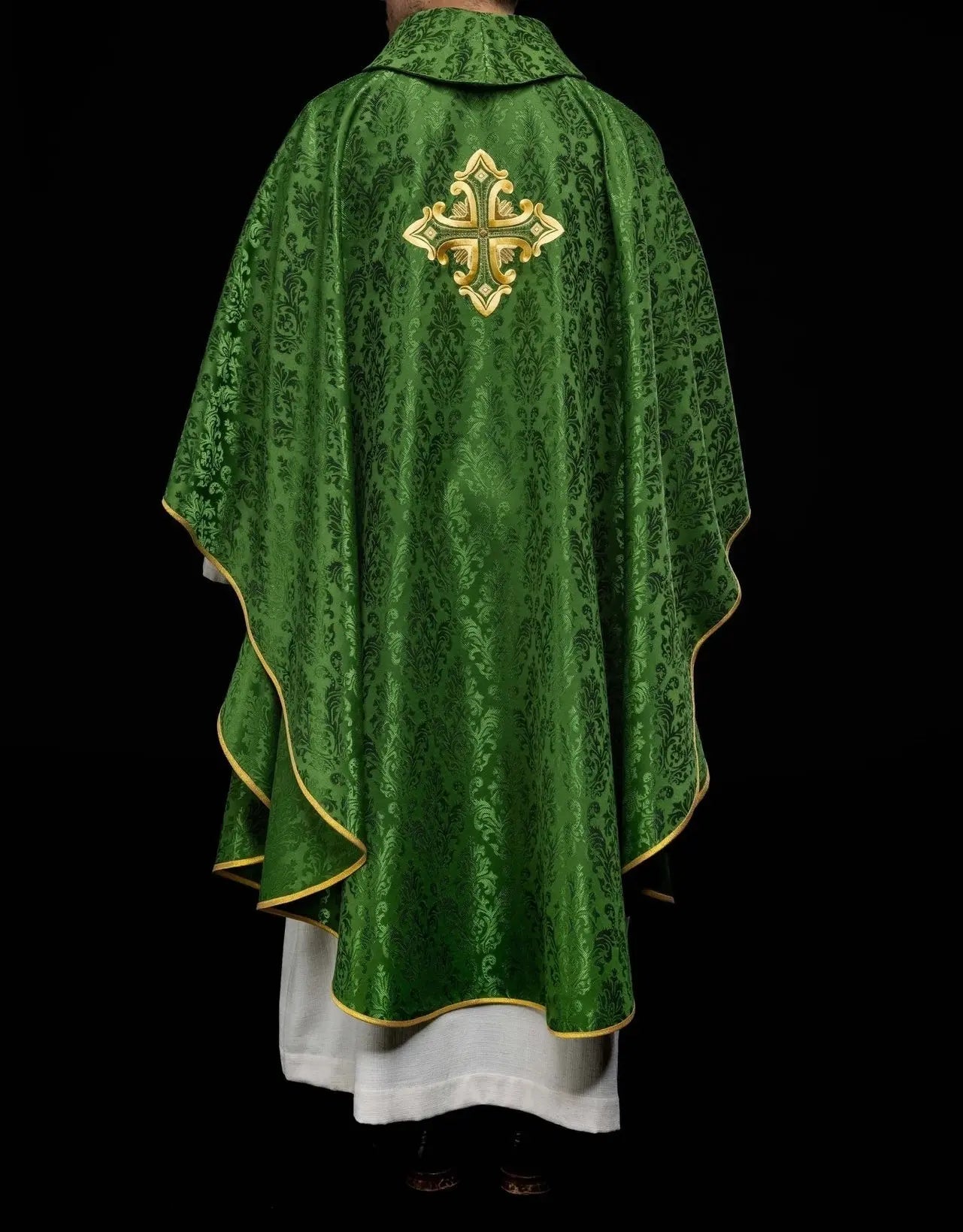 Zielony ornat liturgiczny z krzyżem naszytym z tkaniny wzorzystej