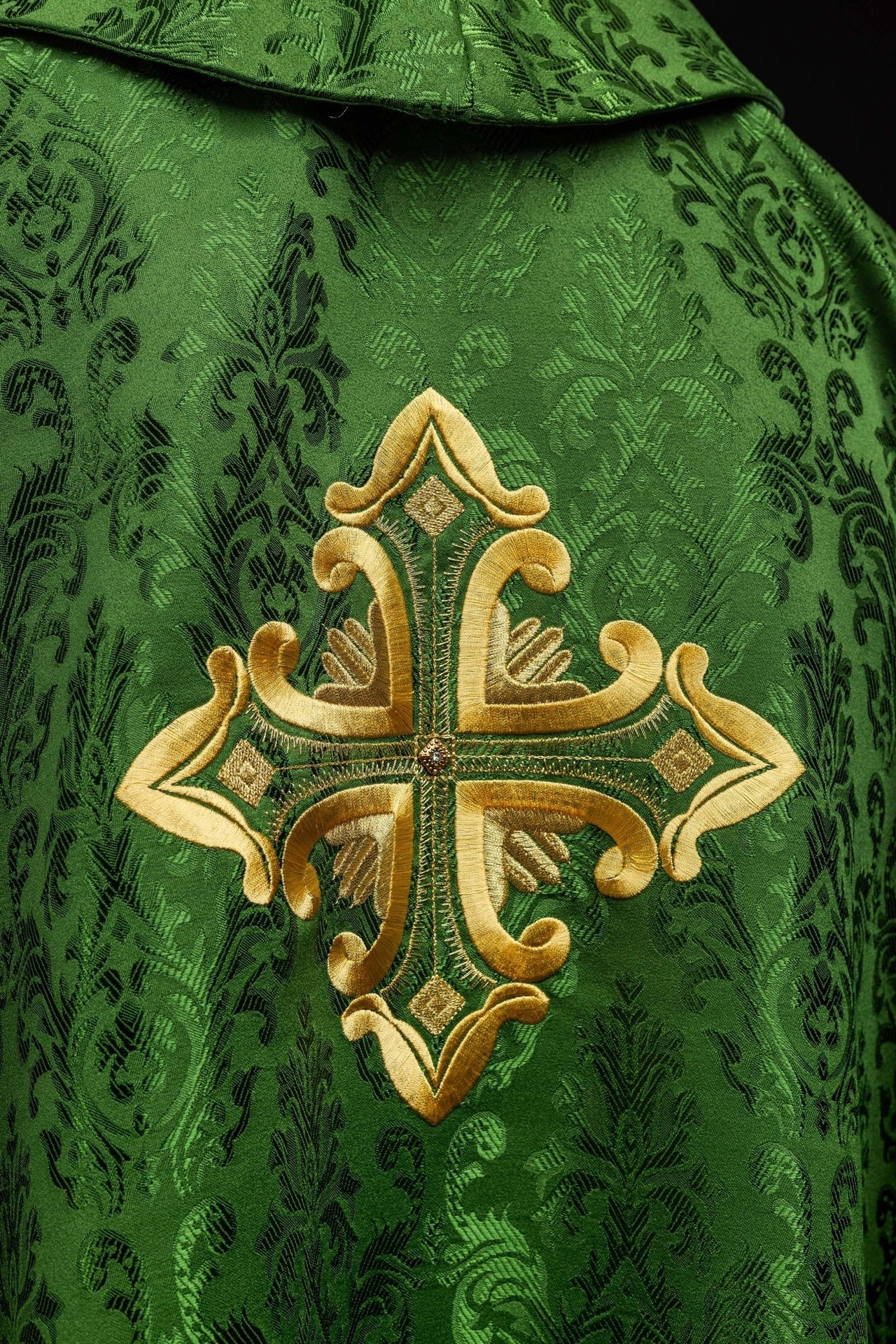 Zielony ornat z krzyżem uszyty z wzorzystej tkaniny