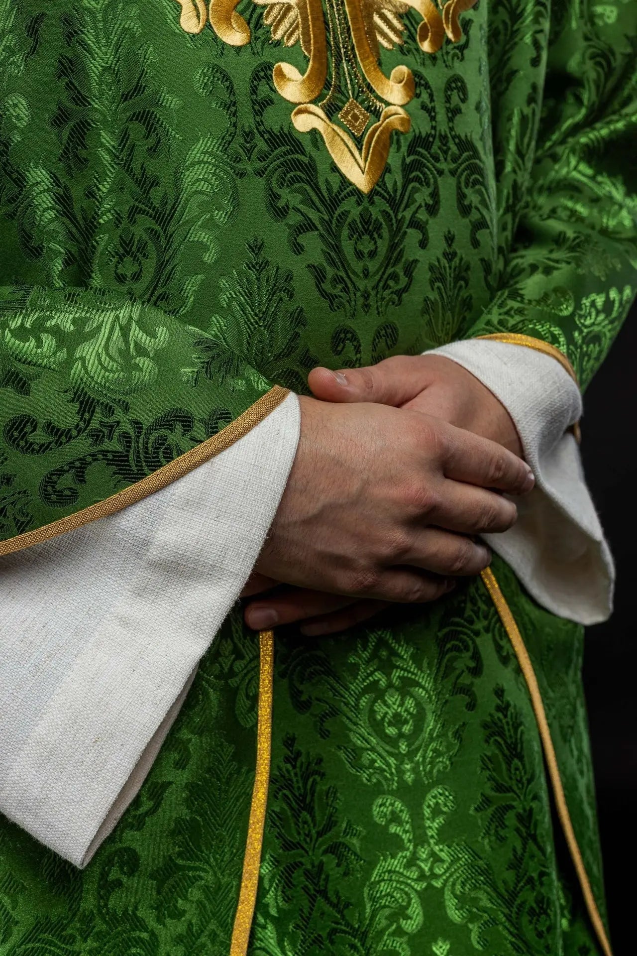 Zielony ornat liturgiczny z krzyżem naszytym z tkaniny wzorzystej