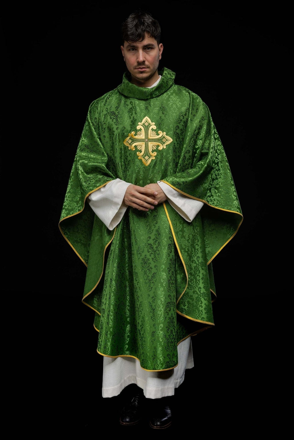 Zielony ornat z krzyżem uszyty z wzorzystej tkaniny