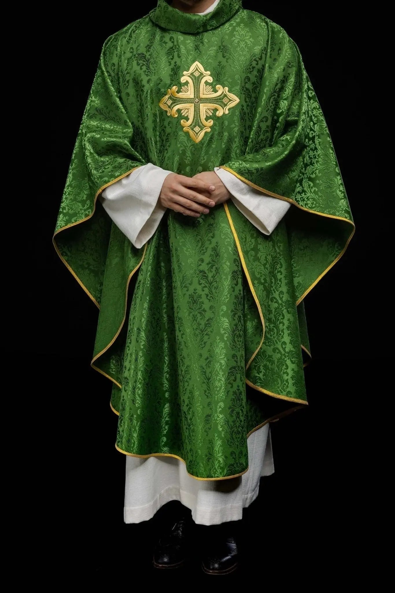 Zielony ornat liturgiczny z krzyżem naszytym z tkaniny wzorzystej