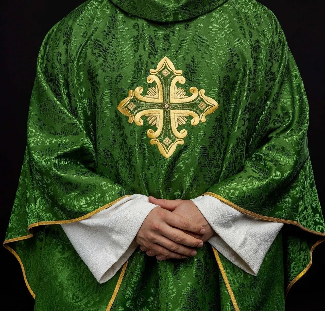 Zielony ornat liturgiczny z krzyżem naszytym z tkaniny wzorzystej