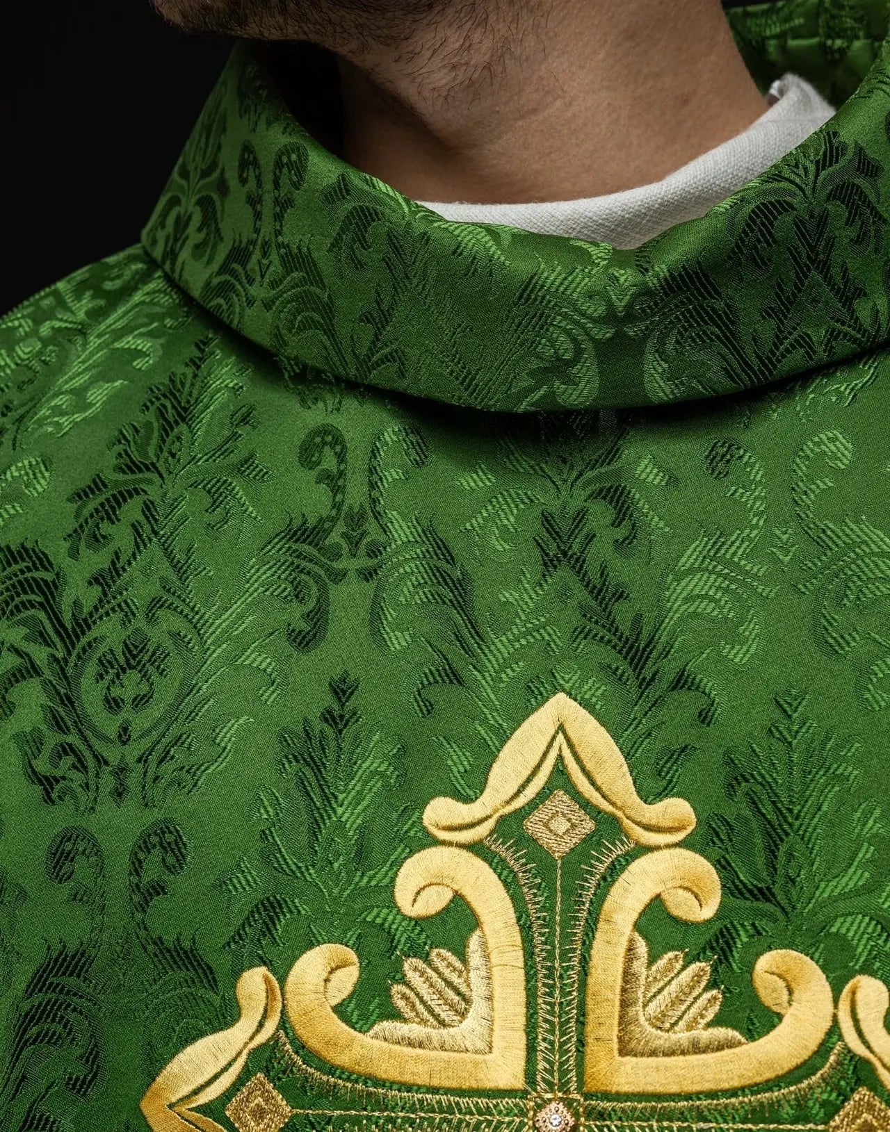 Zielony ornat liturgiczny z krzyżem naszytym z tkaniny wzorzystej